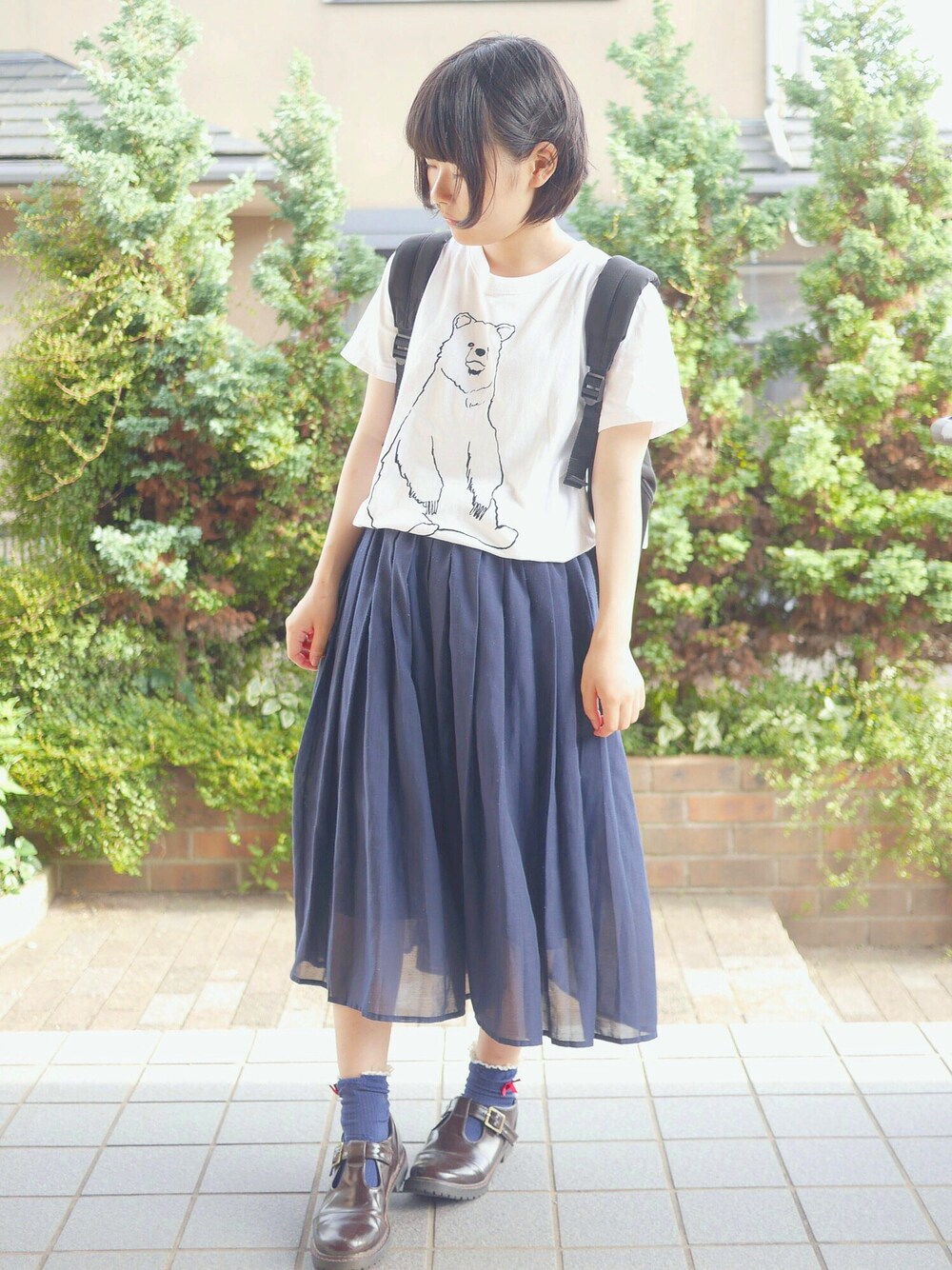 「白Tシャツ、プリーツスカート、ロングスカート、黒リュック、夏コーデ」｜「I am I のフロッキーくまTシャツ（Tシャツ/カットソー、ホワイト系）」を使った、あいるさん（レディース・145cm）の夏コーディネートの1枚目の写真