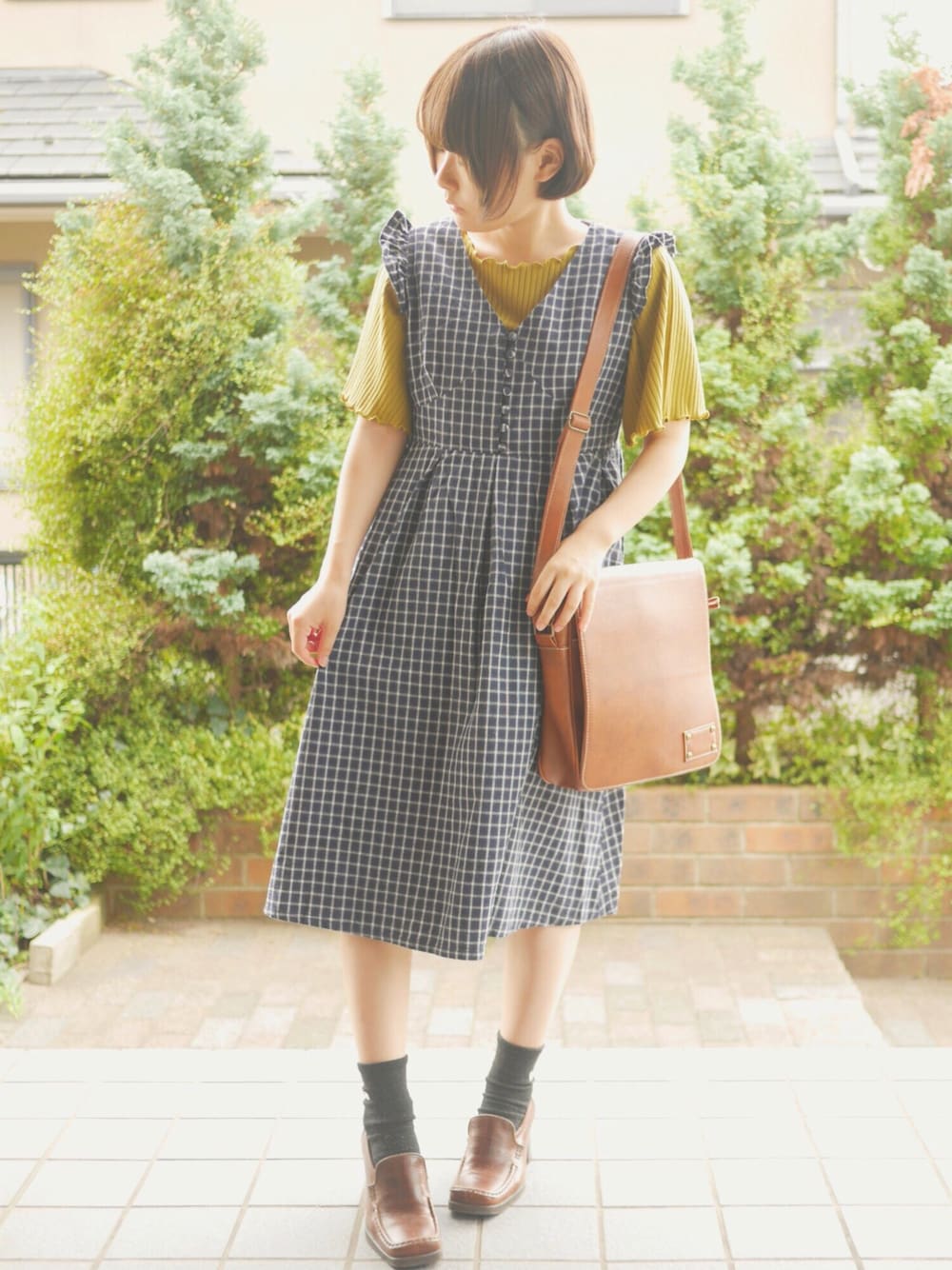 「秋コーデ、秋服、チェックワンピース、からし色、マスタード、レトロ、ショルダーバッグ」｜「ehka sopoのアイテム（Tシャツ/カットソー、イエロー系）」を使った、あいるさん（レディース・145cm）の夏コーディネートの1枚目の写真