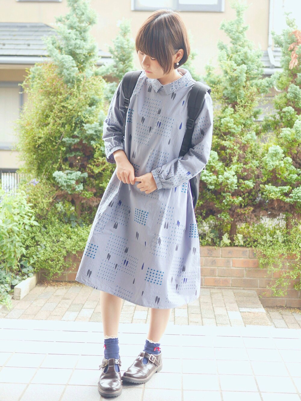 「柄ワンピース、シャツワンピース、黒リュック、しずく柄、秋コーデ」｜「chambre de charmeのアイテム（ワンピース、ブルー系）」を使った、あいるさん（レディース・145cm）の秋コーディネートの1枚目の写真
