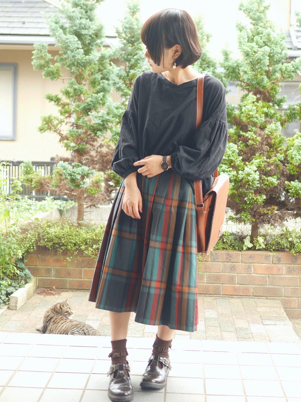 「黒トップス、チェックスカート、レトロ、秋コーデ、ショルダーバッグ、Daniel Wellington」｜「RETRO GIRLのアイテム（Tシャツ/カットソー、ブラック系）」を使った、あいるさん（レディース・145cm）の秋コーディネートの1枚目の写真