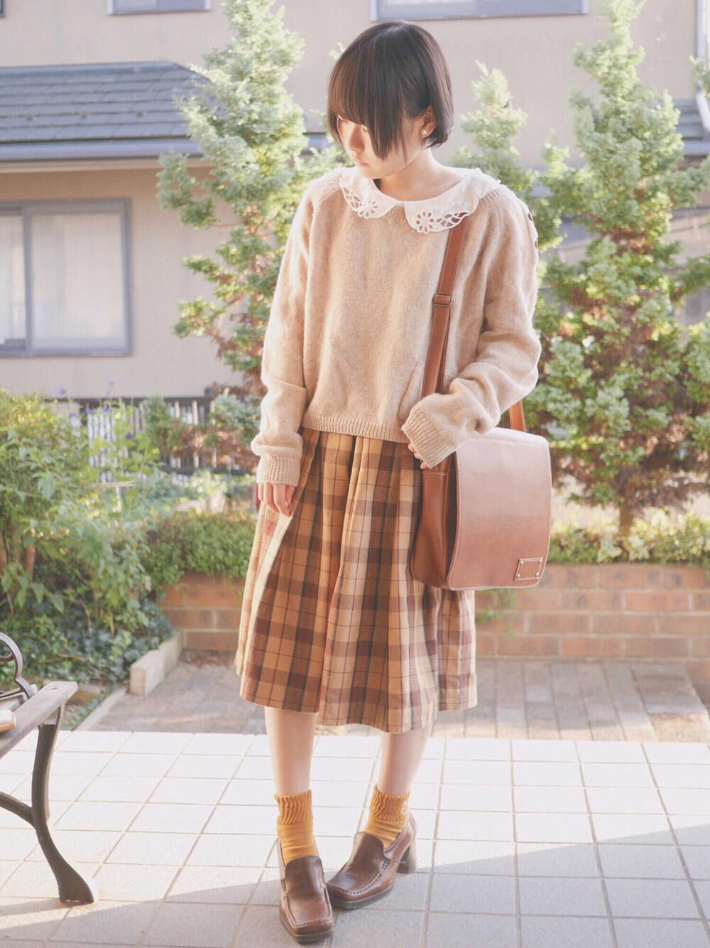 「チェックスカート、ベージュ、ニット、レトロ、ショルダーバッグ、からし色」｜「no brandのアイテム（スカート、ブラウン系）」を使った、あいるさん（レディース・145cm）の秋コーディネートの1枚目の写真