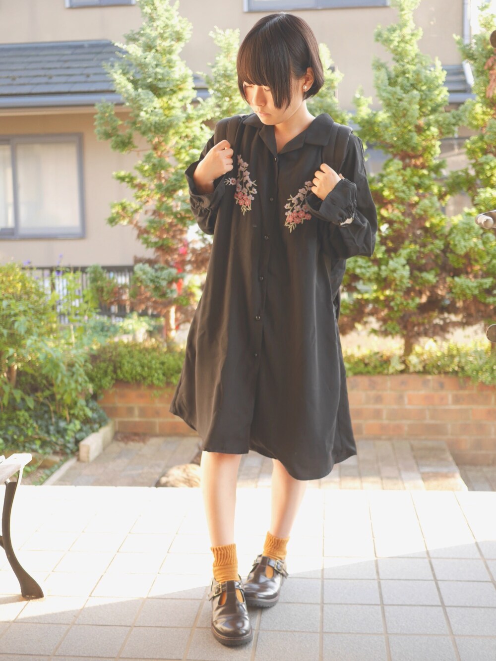 「ワンピース、刺繍、ブラック、黒リュック、からし色、秋コーデ」｜「ehka sopoの刺繍入りワンピース（ワンピース/ドレス、ブラック系）」を使った、あいるさん（レディース・145cm）の秋コーディネートの1枚目の写真
