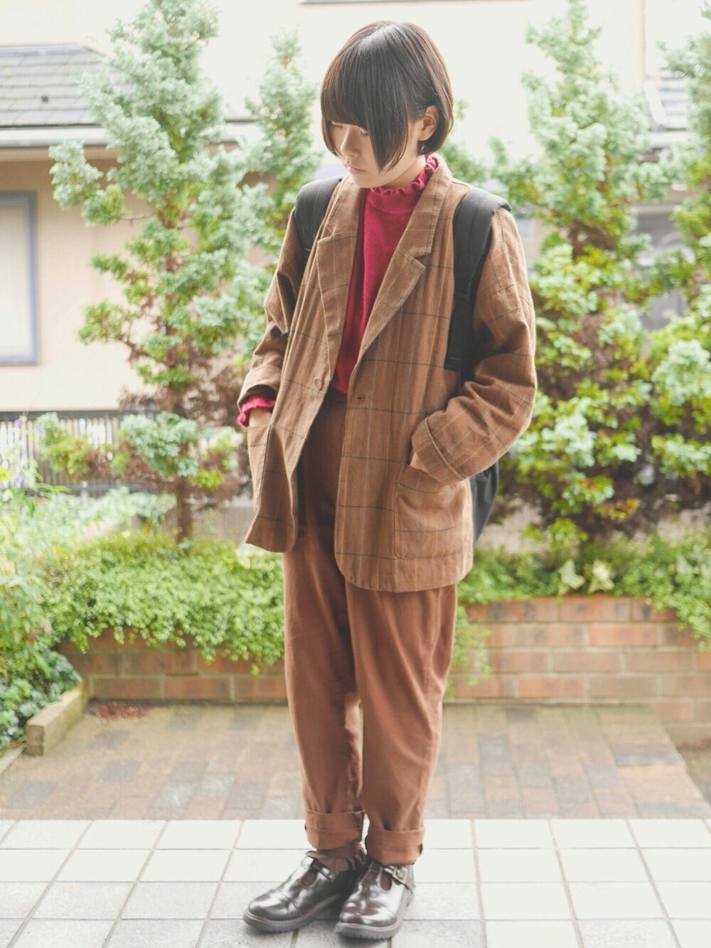 「赤ニット、チェック、ブラウン、パンツ、黒リュック、秋コーデ、メンズライク」｜「Samansa Mos2のチェックジャケット（ノーカラージャケット、ブラウン系）」を使った、あいるさん（レディース・145cm）の秋コーディネートの1枚目の写真
