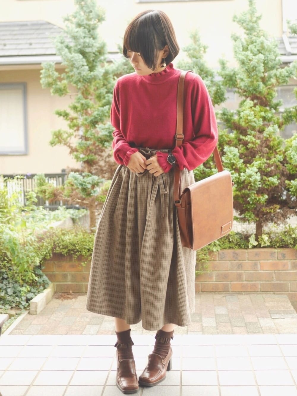 「赤、赤ニット、チェックスカート、ショルダーバッグ、秋のコーデ、Daniel Wellington」｜「ehka sopoのアイテム（スカート、ブラウン系）」を使った、あいるさん（レディース・145cm）の秋コーディネートの1枚目の写真