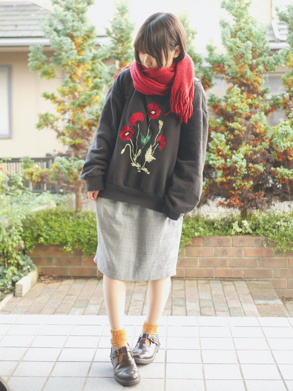 「マフラーぐるぐる、赤、トレーナー、刺繍、チェックスカート、タイトスカート」｜「earth music&ecologyのアイテム（スカート、グレー系）」を使った、あいるさん（レディース・145cm）の秋コーディネートの1枚目の写真