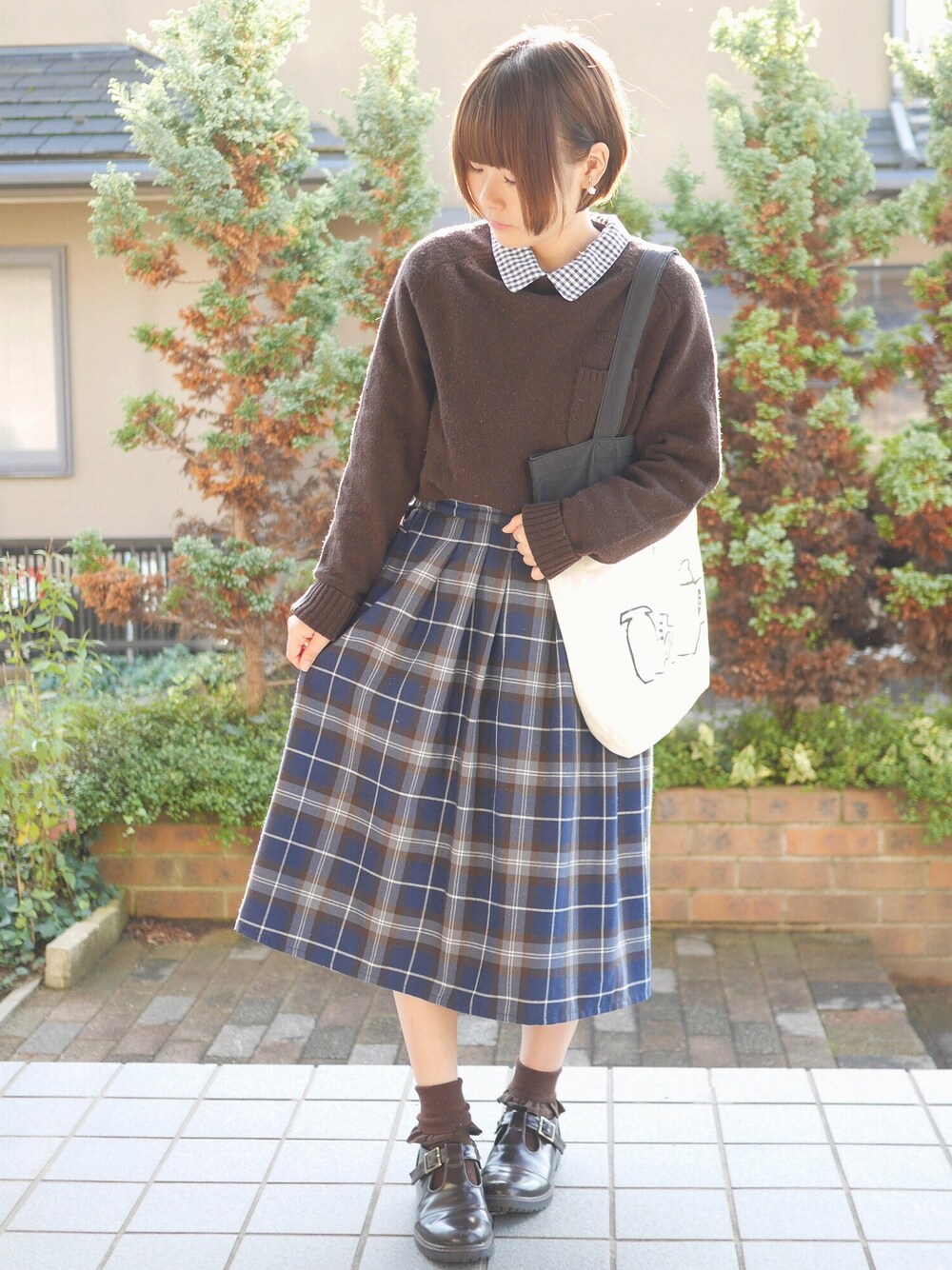 「ブラウン、チェックスカート、ニット、秋冬コーデ、トートバッグ」｜「POU DOU DOUのアイテム（シャツ/ブラウス、ブルー系）」を使った、あいるさん（レディース・145cm）の秋コーディネートの1枚目の写真