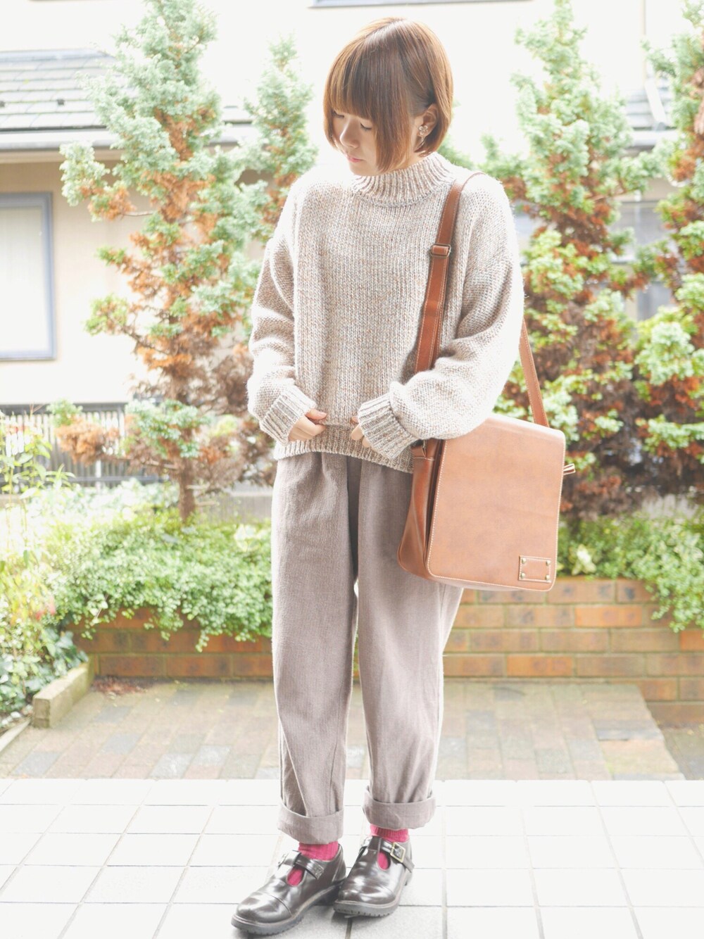 「ハイネックニット、ニット、パンツスタイル、ショルダーバッグ、赤い靴下」｜「Samansa Mos2 blueの８色ミックスプルオーバー（ニット/セーター、オレンジ系）」を使った、あいるさん（レディース・145cm）の秋コーディネートの1枚目の写真
