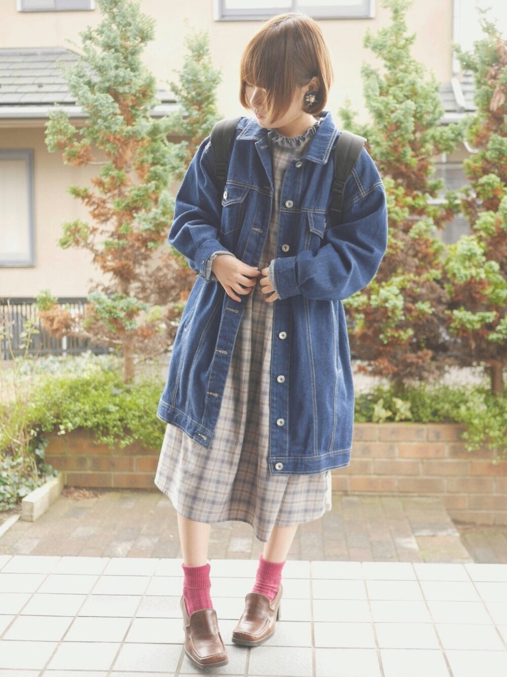 「チェックワンピース、Gジャン、デニム、赤い靴下、黒リュック」｜「POU DOU DOUのナイロンにゃんこリュック（バックパック/リュック、ブラック系）」を使った、あいるさん（レディース・145cm）の冬コーディネートの1枚目の写真