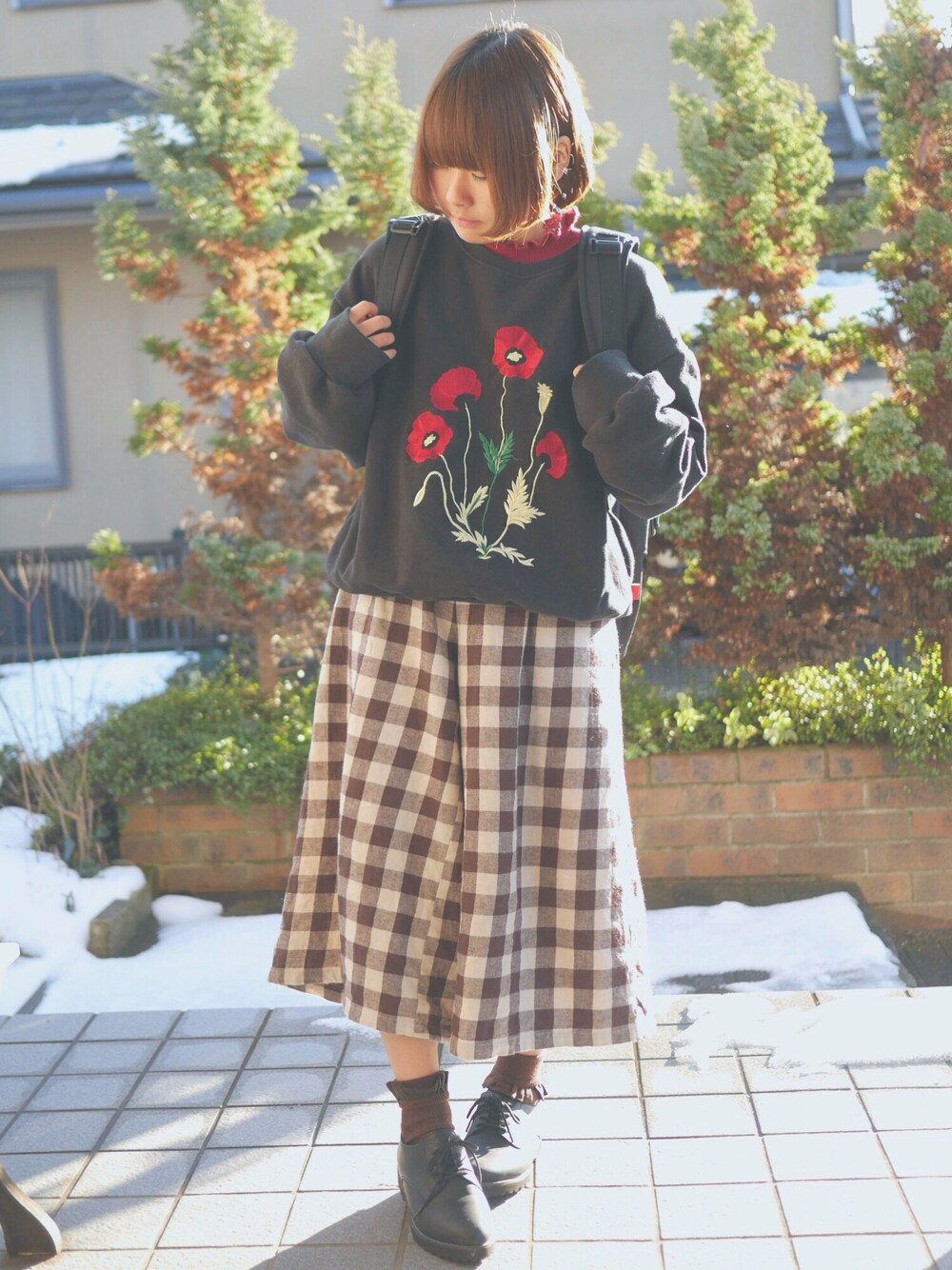 「フリル、トレーナー、ガウチョパンツ、ギンガムチェック、黒リュック、刺繍トップス」｜「ehka sopoのフリルタートルプルオーバー（トップス、ブラック系）」を使った、あいるさん（レディース・145cm）の冬コーディネートの1枚目の写真