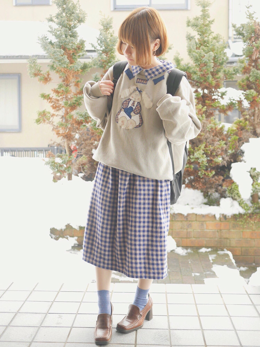 「ギンガムチェック、ワンピース、トレーナー、古着、黒リュック、うさぎ」｜「古着のアイテム（スウェット、ベージュ系）」を使った、あいるさん（レディース・145cm）の冬コーディネートの1枚目の写真