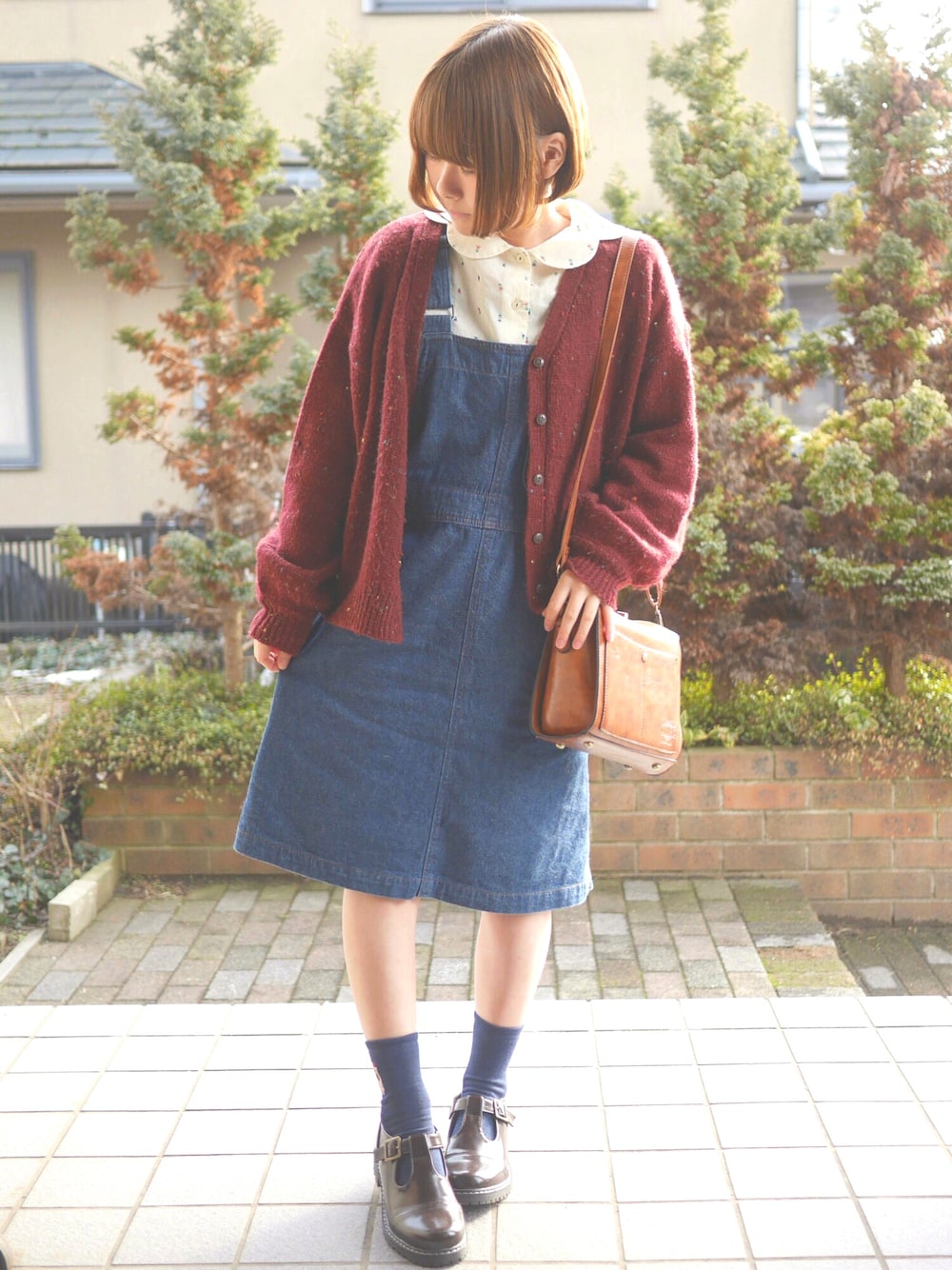 「デニム、サロペット、カーディガン、ショルダーバッグ、ストラップシューズ」｜「POU DOU DOUのローン変わり衿ブラウス（シャツ/ブラウス、ベージュ系）」を使った、あいるさん（レディース・145cm）の冬コーディネートの1枚目の写真