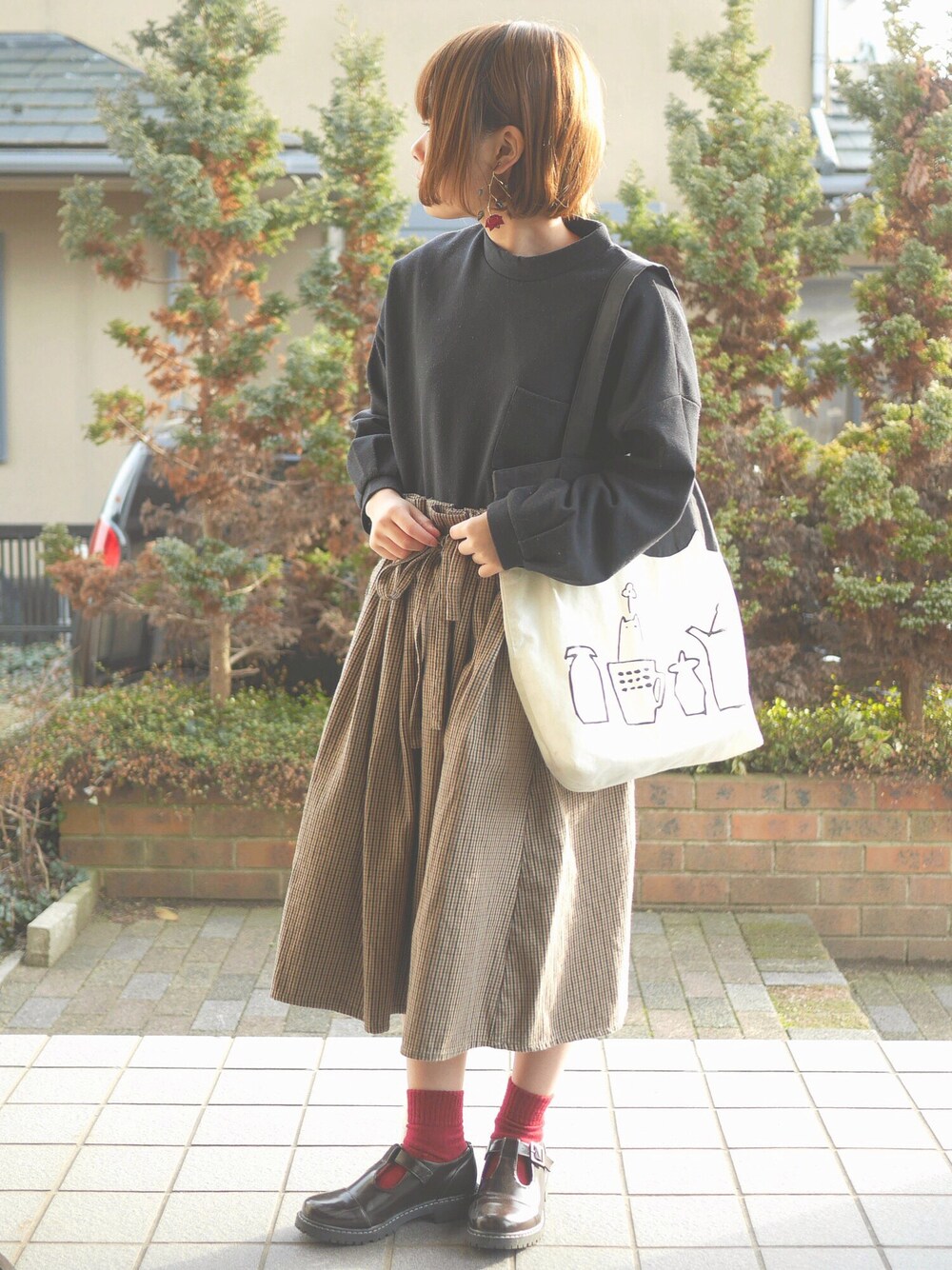 「チェックスカート、ウエストリボン、トートバッグ、赤い靴下、ストラップシューズ」｜「ehka sopoのポンチムジワンピース（ワンピース/ドレス、ブラック系）」を使った、あいるさん（レディース・145cm）の春コーディネートの1枚目の写真