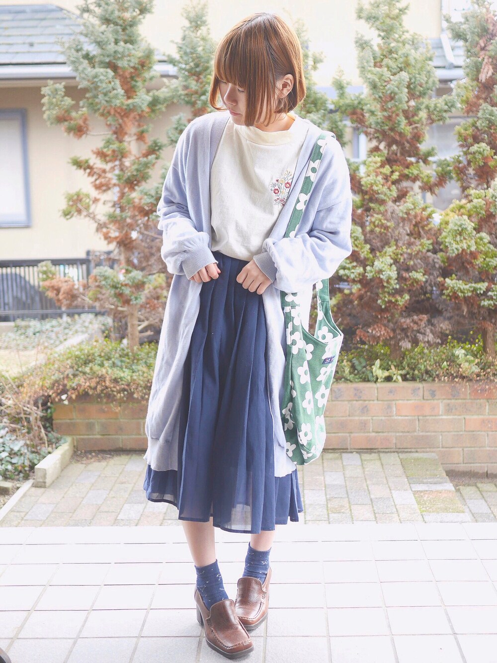 「ロングカーディガン、パステルカラー、プリーツスカート、ロングスカート、刺繍トップス、花柄、春」｜「Samansa Mos2の胸刺繍スタンドネックプルオーバー（Tシャツ/カットソー、ホワイト系）」を使った、あいるさん（レディース・145cm）の春コーディネートの1枚目の写真