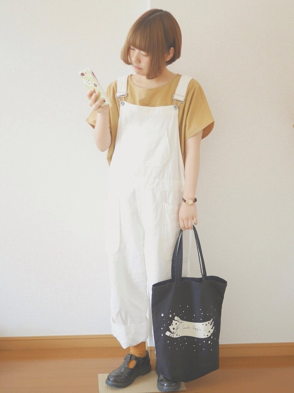 ホワイト系のオールインワン・サロペット、ブラック系のトートバッグ、ブラウン系のシューズを着用したレディースの春コーディネートの1枚目の写真