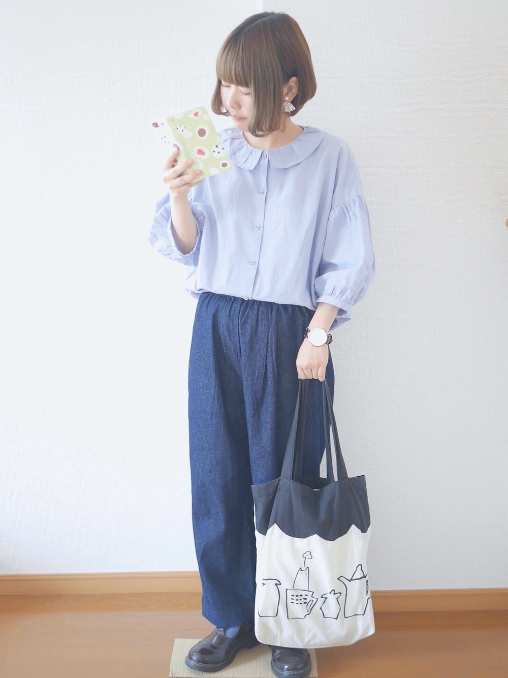 「襟付きトップス、フリル襟、デニムパンツ、青、トートバッグ、シンプル」｜「Samansa Mos2のフリル衿ブラウス（シャツ/ブラウス、ブルー系）」を使った、あいるさん（レディース・145cm）の夏コーディネートの1枚目の写真