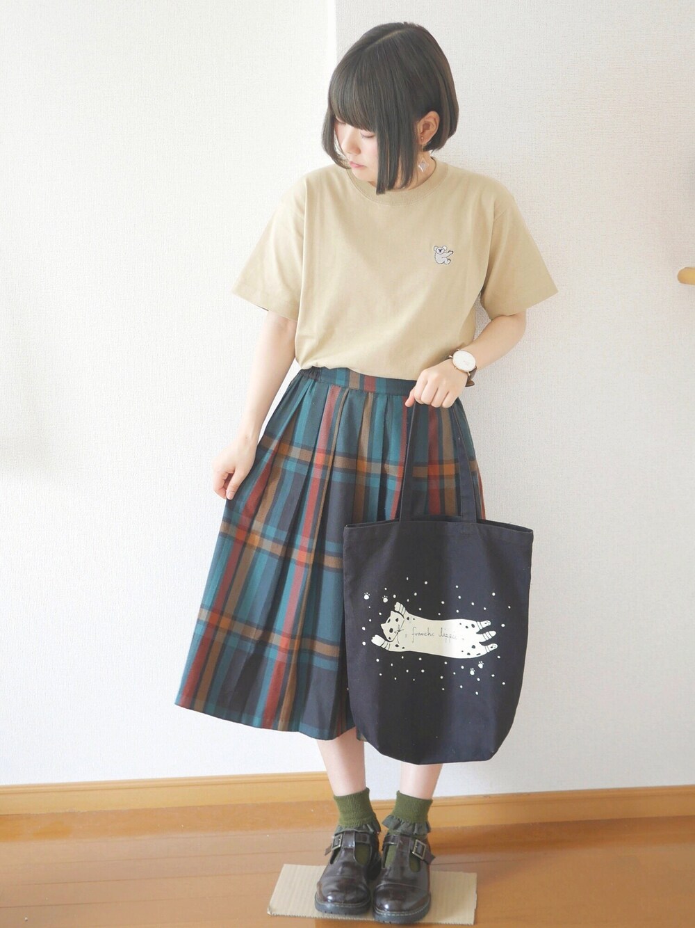 「Tシャツ、チェックスカート、トートバッグ、動物モチーフ」｜「didiziziの【WEB限定！】　コアラ刺繍　Ｔシャツ（Tシャツ/カットソー、ベージュ系）」を使った、あいるさん（レディース・145cm）の夏コーディネートの1枚目の写真