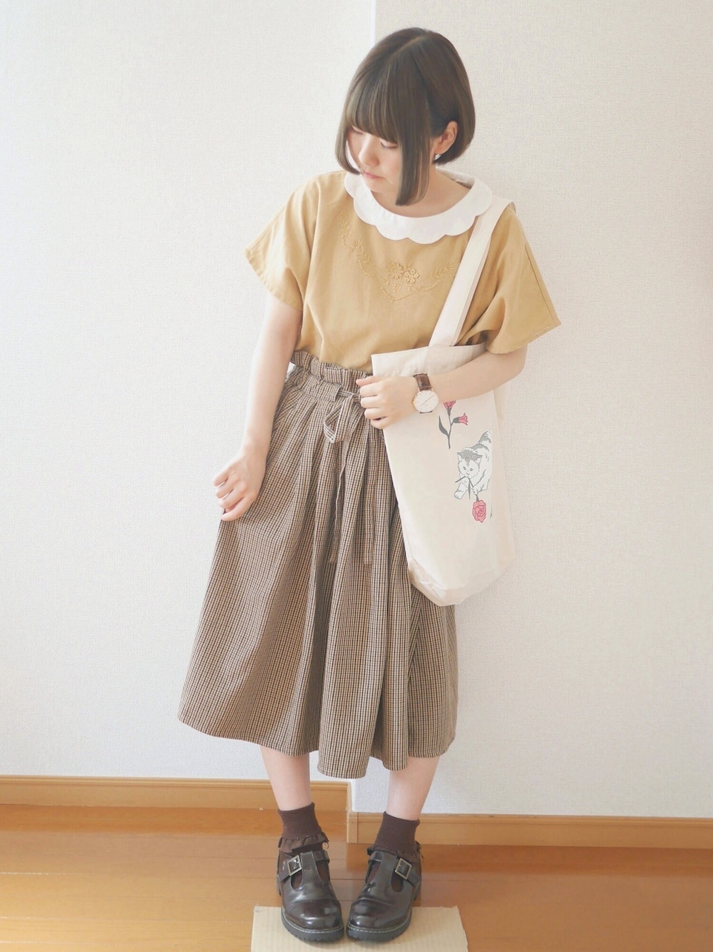 「夏コーデ、刺繍ブラウス、チェックスカート、トートバッグ、イエロー、動物モチーフ」｜「Samansa Mos2の立体刺繍プルオーバーブラウス（シャツ/ブラウス、オレンジ系）」を使った、あいるさん（レディース・145cm）の夏コーディネートの1枚目の写真