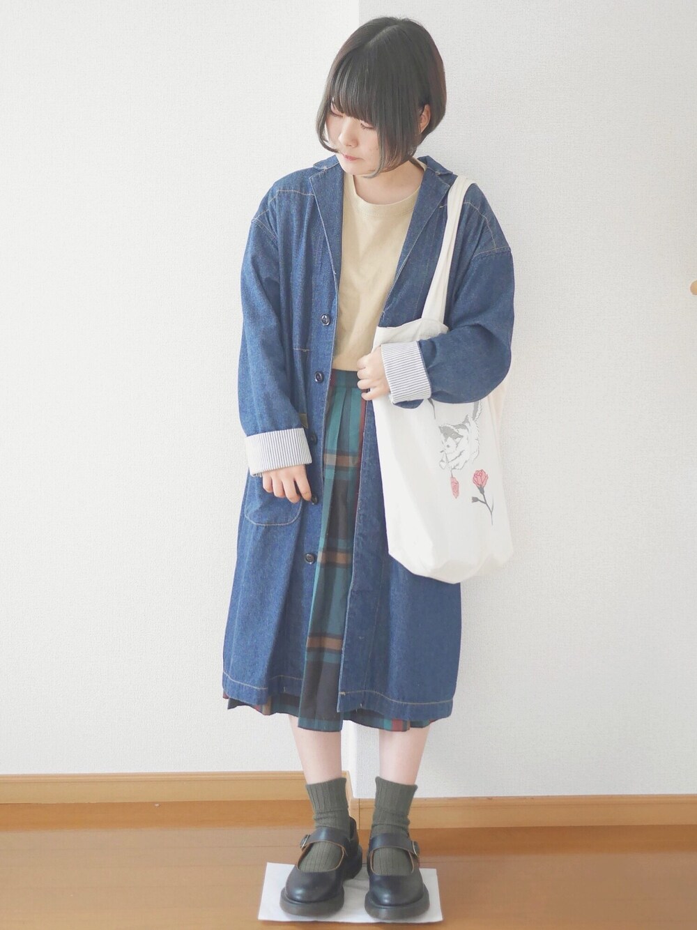 「秋服、チェックスカート、ロングコート、デニム、トートバッグ、Dr.Martens」｜「POU DOU DOUのコットンリネン・デニム・ワークシャツコート（ステンカラーコート、ブルー系）」を使った、あいるさん（レディース・145cm）の秋コーディネートの1枚目の写真