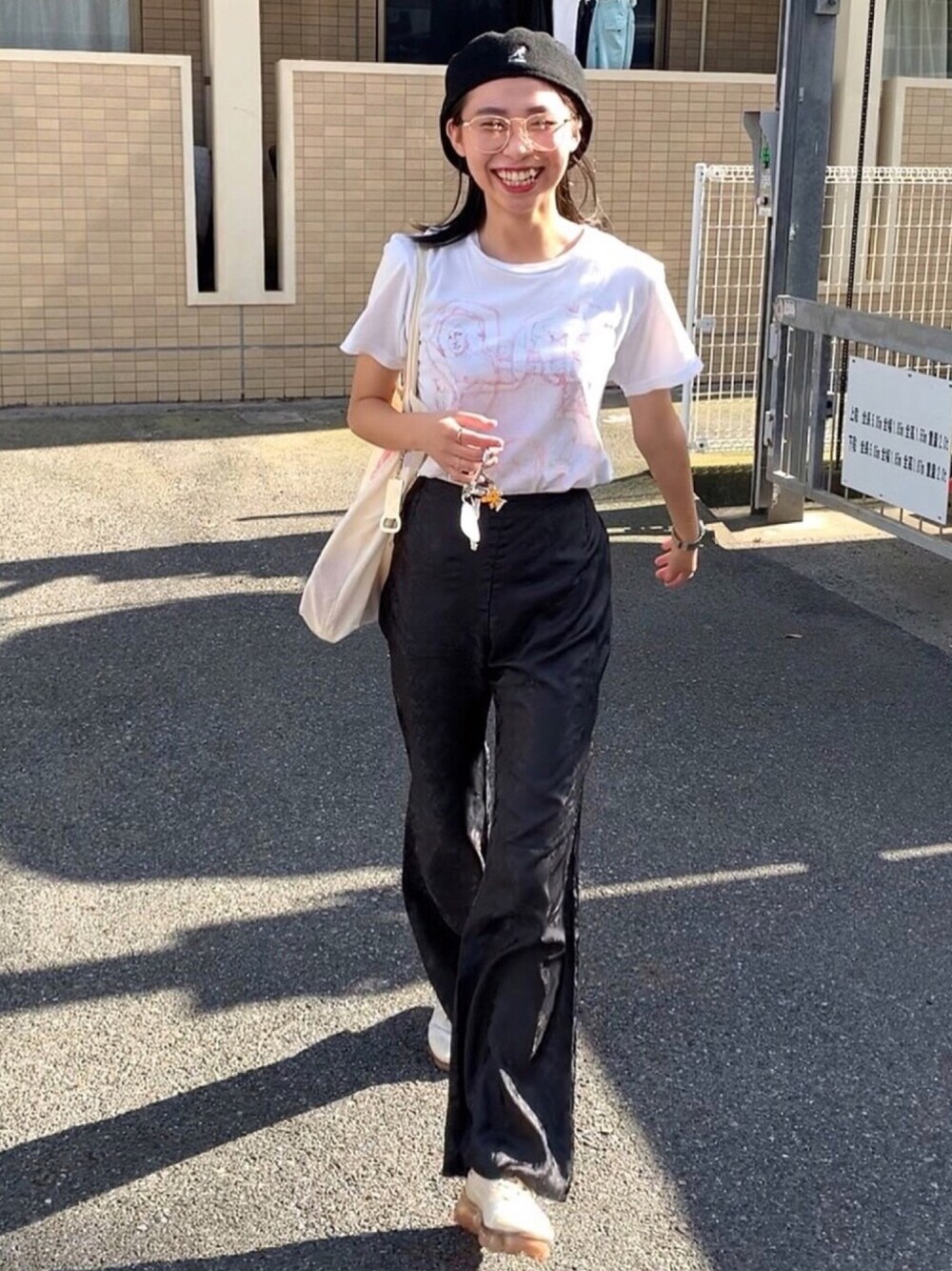 「ロックバンド、坂本慎太郎、ゆらゆら帝国、ハンチング、めがね、ベルボトム、パンツスタイル、黒白コーデ、白黒コーデ、白Tシャツ」｜「BEAMS Tのアイテム（Tシャツ/カットソー、ホワイト系）」を使った、anrichさん（レディース・159cm）の夏コーディネートの1枚目の写真