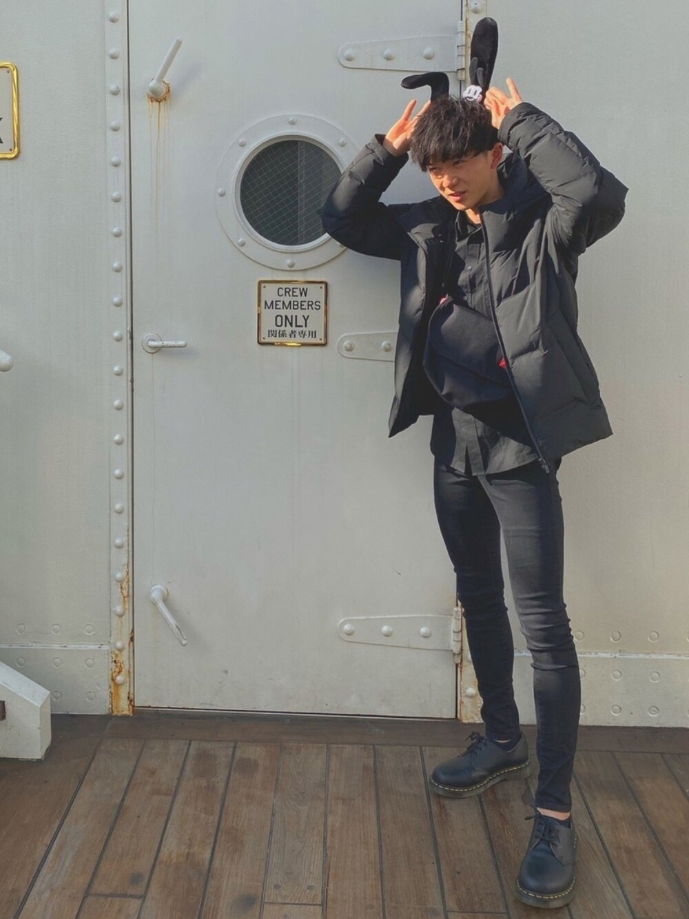 「#黒コーデ、ドクターマーチン、リーバイス、ユニクロ、おしゃれさんと繋がりたい、フォローミー」｜「Levi'sの720(TM) ハイライズスキニーフィット BLACK CELESTIAL（デニムパンツ、ブラック系）」を使った、りんたろうさん（メンズ・172cm）の冬コーディネートの1枚目の写真