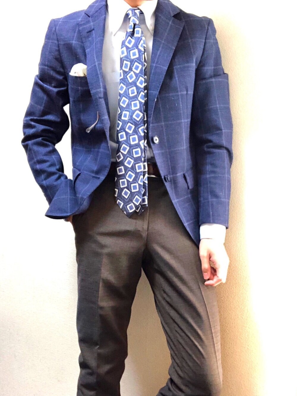 「春コーデ、シンプル、オトナカジュアル、ビジネスカジュアル、結婚式、結婚式二次会スタイル、パーティースタイル、スーツスタイル、ジャケパン、成人式」｜「no brandのアイテム（スーツジャケット、ブルー系）」を使った、おにぎりは明太子さん（メンズ・176cm）の春コーディネートの1枚目の写真