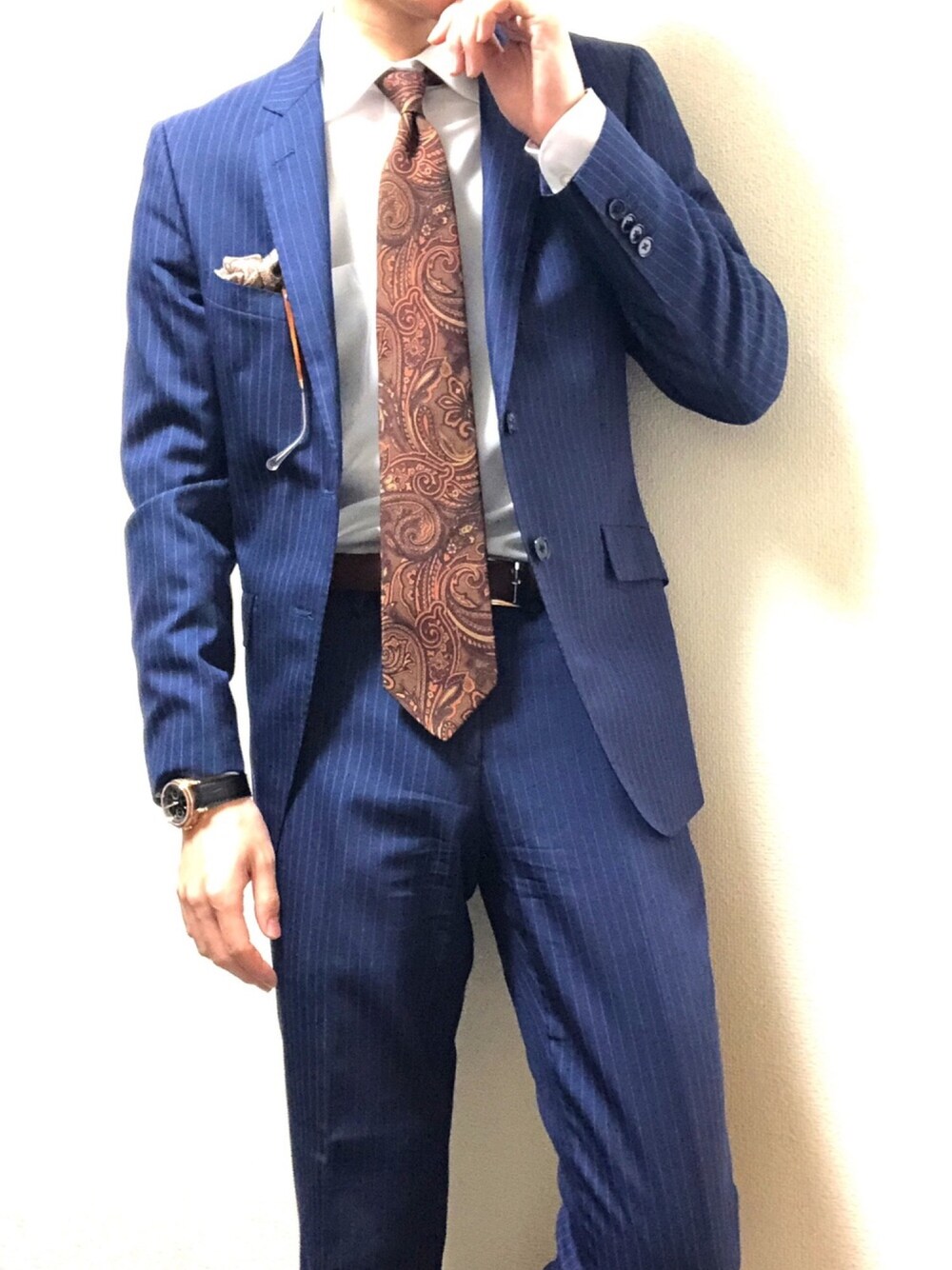 「おしゃれさんと繋がりたい、春、スーツスタイル、入学式、通勤コーデ、大人コーデ、結婚式、結婚式二次会スタイル、営業スタイル、ネクタイ」｜「CORNICHEの「Corniche/コーニッシュ」Heritage Chronograph ヘリテージクロノグラフ（アナログ腕時計、ゴールド系）」を使った、おにぎりは明太子さん（メンズ・176cm）の春コーディネートの1枚目の写真