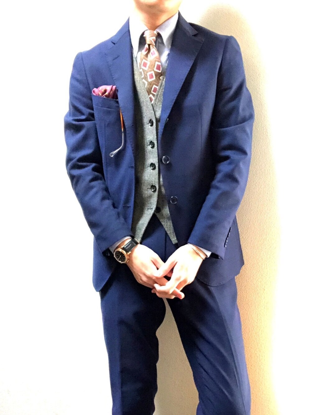 「パステル映える春、シンプル、おしゃれさんと繋がりたい、スーツスタイル、入学式、結婚式、結婚式二次会スタイル、通勤コーデ、スリーピース、仕事着」｜「no brandのアイテム（スーツベスト、グレー系）」を使った、おにぎりは明太子さん（メンズ・176cm）の秋コーディネートの1枚目の写真