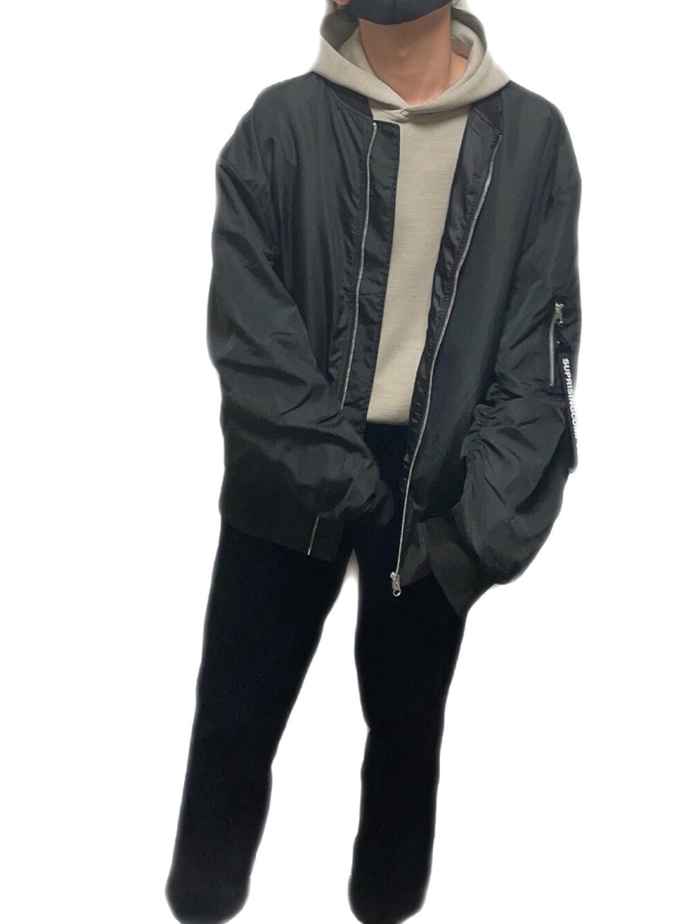 「シンプル、春コーデ、ストリート、韓国ファッション、ブラック、低身長男子、パーカー、ビッグシルエット、おしゃれさんと繋がりたい、UNIQLO」｜「UNIQLOのアイテム（パーカー、ベージュ系）」を使った、おにぎりは明太子さん（メンズ・176cm）の春コーディネートの1枚目の写真