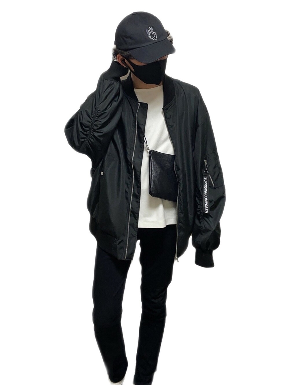 「韓国ファッション、韓国ブランド、キャップ、ビッグシルエット、黒、黒スキニー、ブラック、ブラックコーデ、シンプル、ワントーンコーデ」｜「GLOBAL WORKのMOTIONTECH SKINNY【抜群のストレッチ】/879902（その他パンツ、ブラック系）」を使った、おにぎりは明太子さん（メンズ・176cm）の春コーディネートの1枚目の写真