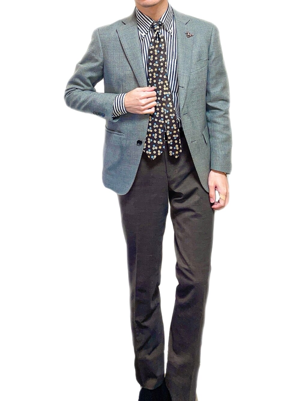 「これが私をアゲる服、今日のコーデ、カジュアル、大人カジュアル、ネクタイ、ジャケパン、オフィスカジュアル、スーツスタイル、ブラウン、ビジネススタイル」｜「no brandのアイテム（スーツジャケット、グレー系）」を使った、おにぎりは明太子さん（メンズ・176cm）の春コーディネートの1枚目の写真