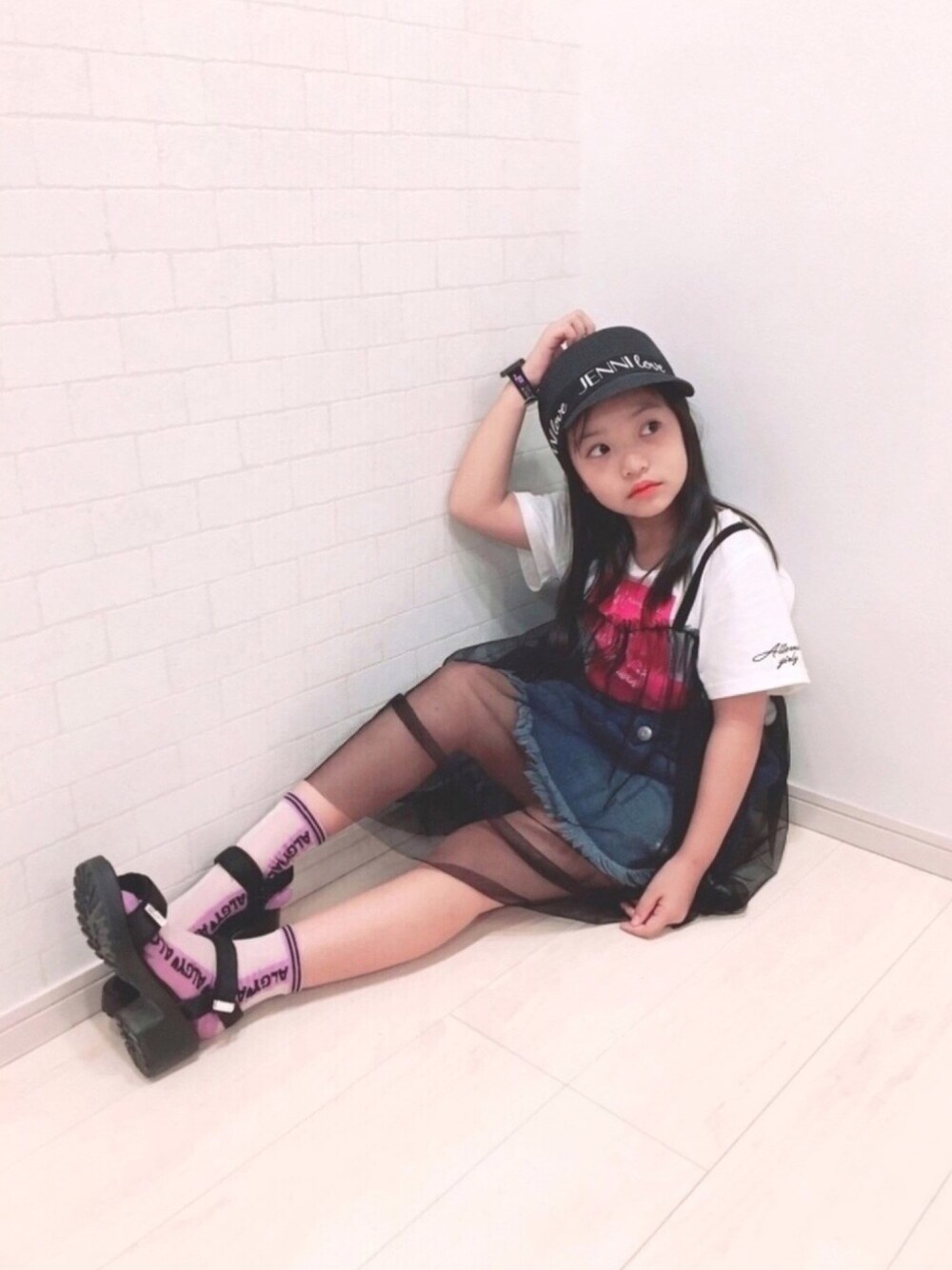 「キャスケット、Tシャツ、シアー、プチプラ、夏だ！Tシャツ着よう！、サンダル、スカート、オーバーサイズ、ALGY、タックイン」｜「algyのタテロゴシースルークルーソックス（ソックス/靴下、ブラック系）」を使った、ERENAさん（キッズ・125cm）の夏コーディネートの1枚目の写真