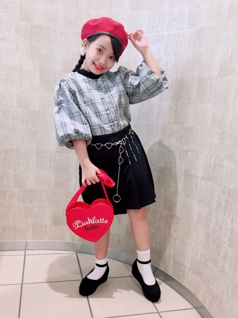 「秋のコーデ、秋服準備はじめました、2020秋チェッカーず、女の子、おんなのこコーデ、スカパン、JENNI love、チェック、チェックシャツ、パンプス×靴下」｜「algyのハートロゴベレー（ハンチング/ベレー帽、レッド系）」を使った、ERENAさん（キッズ・125cm）の秋コーディネートの1枚目の写真