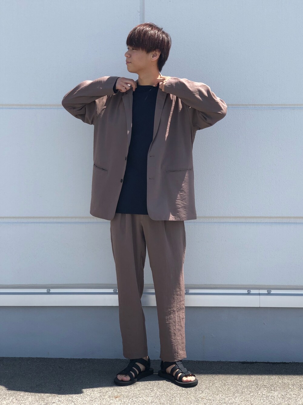 ベージュ系のその他アウター、ブルー系のTシャツ/カットソー、ベージュ系のその他パンツを着用したメンズの夏コーディネートの1枚目の写真