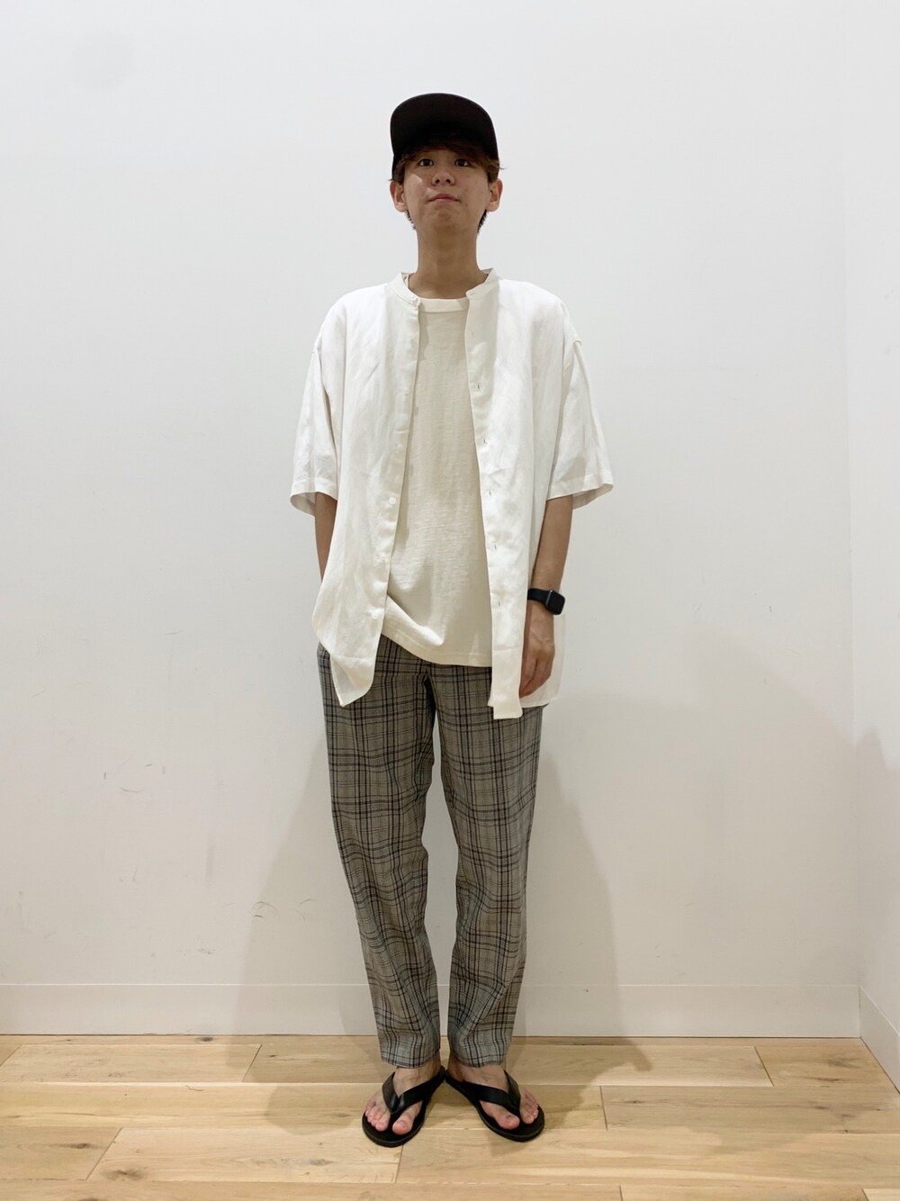 ホワイト系のシャツ/ブラウス、ベージュ系のTシャツ/カットソー、グレー系のその他パンツを着用したメンズの夏コーディネートの1枚目の写真