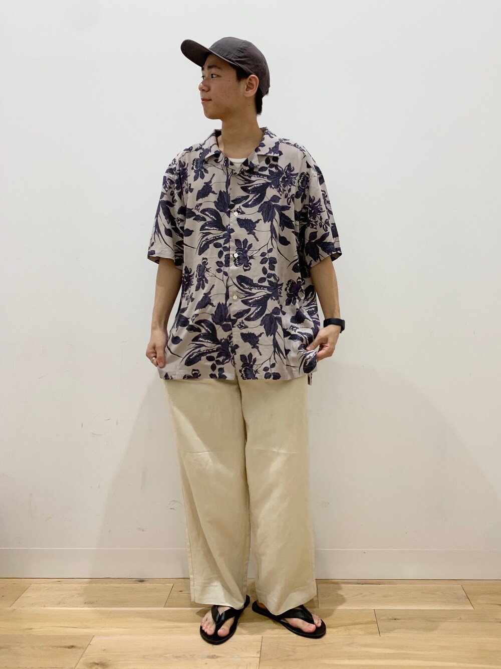 ベージュ系のシャツ/ブラウス、ベージュ系のその他パンツ、ブラック系のサンダルを着用したメンズの夏コーディネートの1枚目の写真
