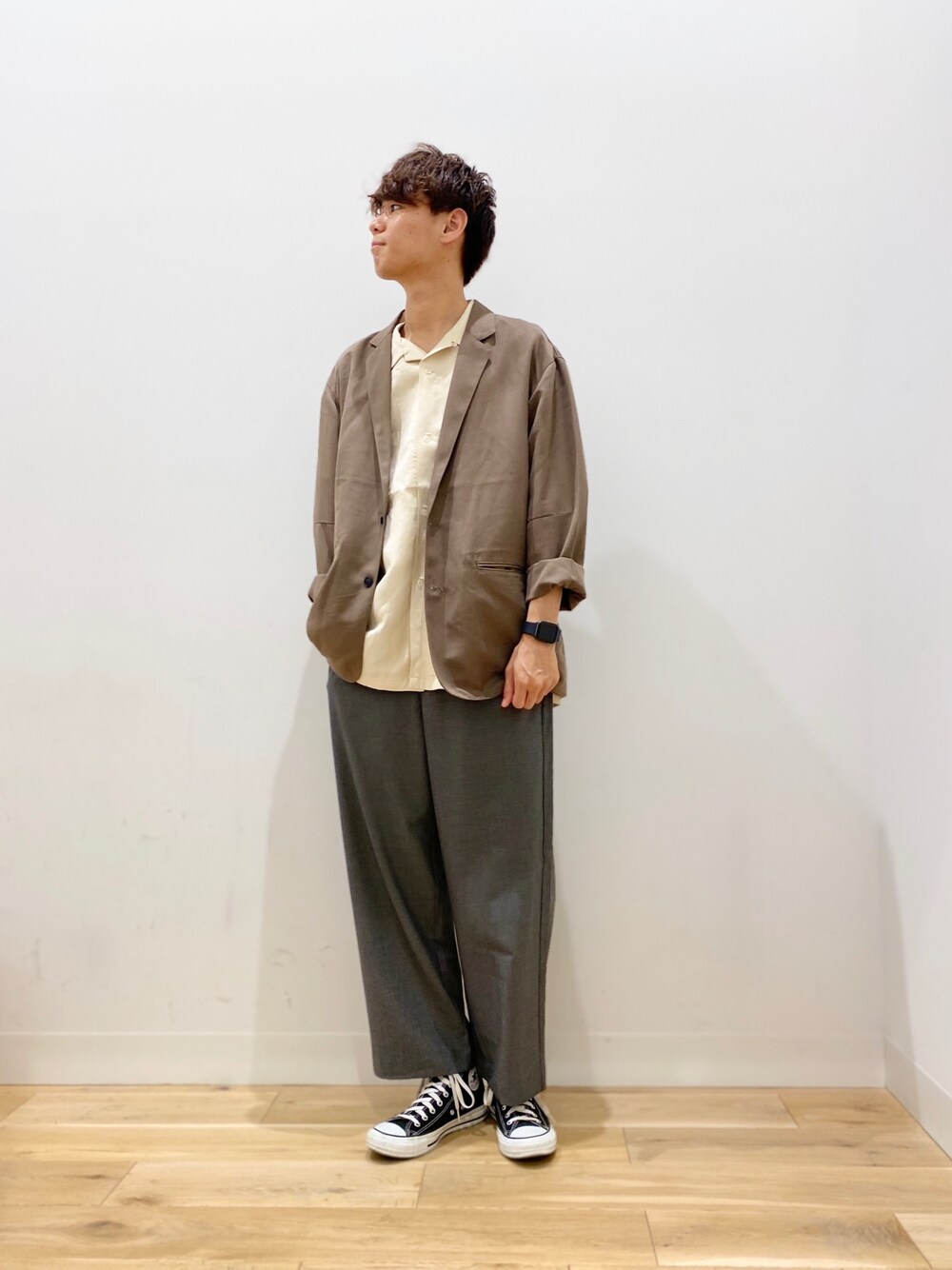ブラウン系のその他アウター、ベージュ系のシャツ/ブラウス、グレー系のその他パンツを着用したメンズの秋コーディネートの1枚目の写真