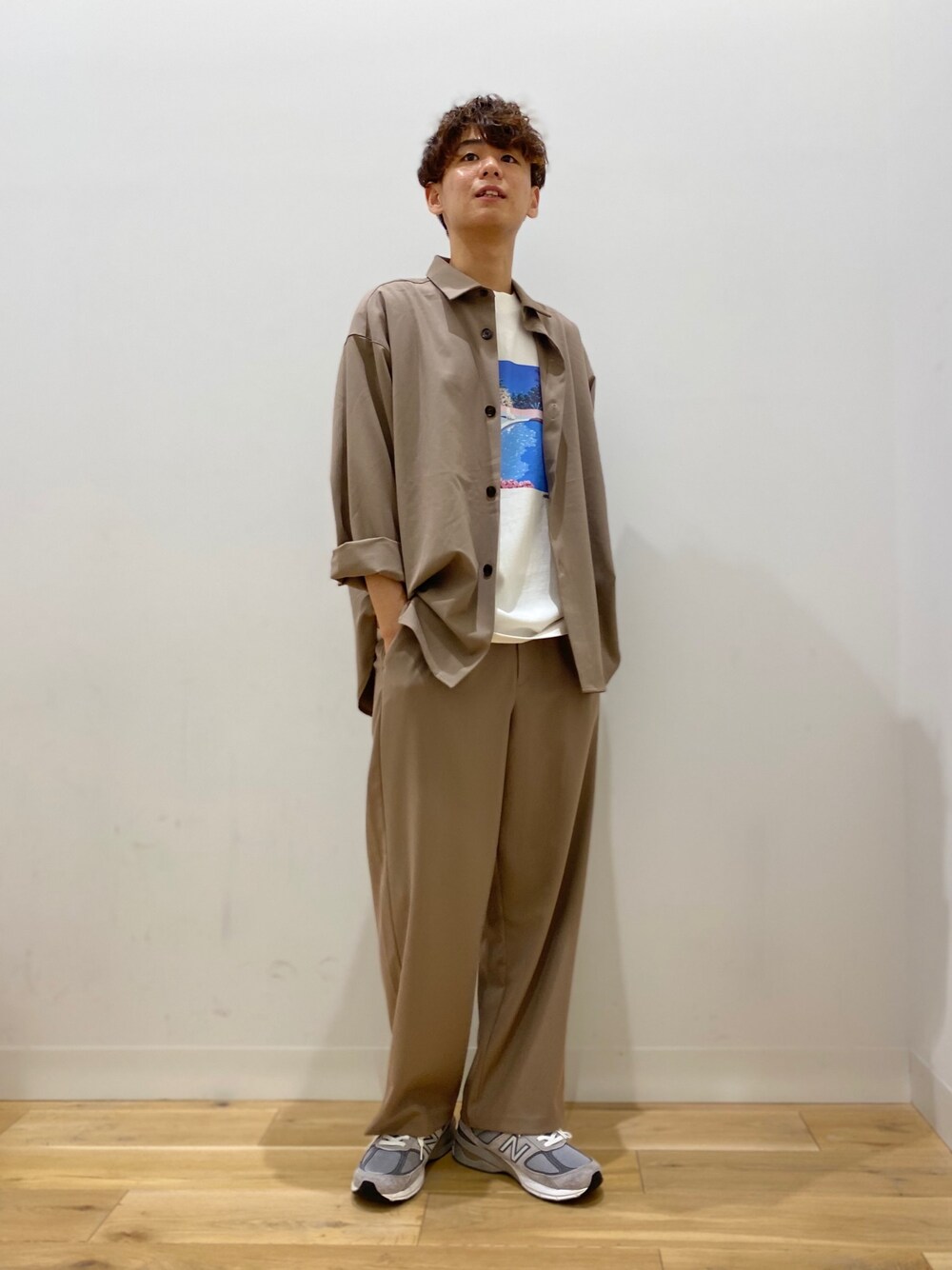 「セットアップ、ベージュ、センスオブプレイス、SENSEOFPLACE、お洒落さんとつながりたい、おしゃれさんと繋がりたい、ラフ、シャツスタイル、ワイドパンツ、CARREMAN」｜「SENSE OF PLACE by URBAN RESEARCHのCARREMANシャツ（シャツ/ブラウス、ベージュ系）」を使った、おかもとさん（メンズ・172cm）の秋コーディネートの1枚目の写真