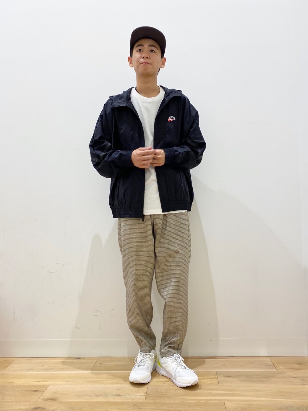 ブラック系のその他アウター、ホワイト系のTシャツ/カットソー、ベージュ系のその他パンツを着用したメンズの秋コーディネートの1枚目の写真