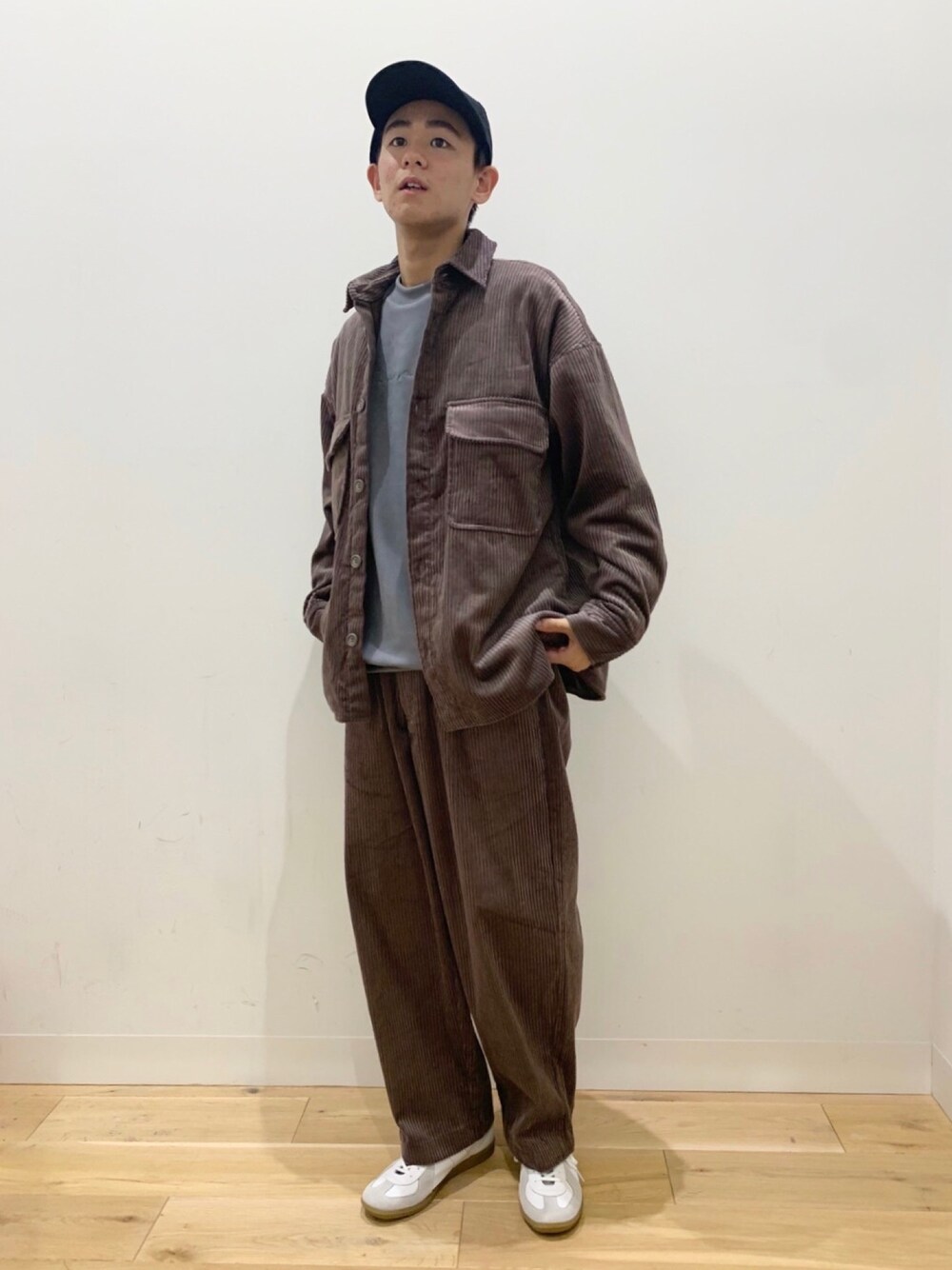 「セットアップ、センスオブプレイス、SENSEOFPLACE、コーデュロイ、ワイドパンツ、ジャケット、冬コーデ、ビッグシルエット、アウター、スウェット」｜「SENSE OF PLACE by URBAN RESEARCHのコーデュロイCPOジャケット（その他アウター、パープル系）」を使った、おかもとさん（メンズ・172cm）の秋コーディネートの1枚目の写真