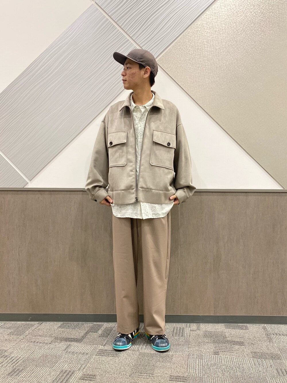 ベージュ系のその他アウター、ベージュ系のシャツ/ブラウス、ベージュ系のその他パンツを着用したメンズの冬コーディネートの1枚目の写真