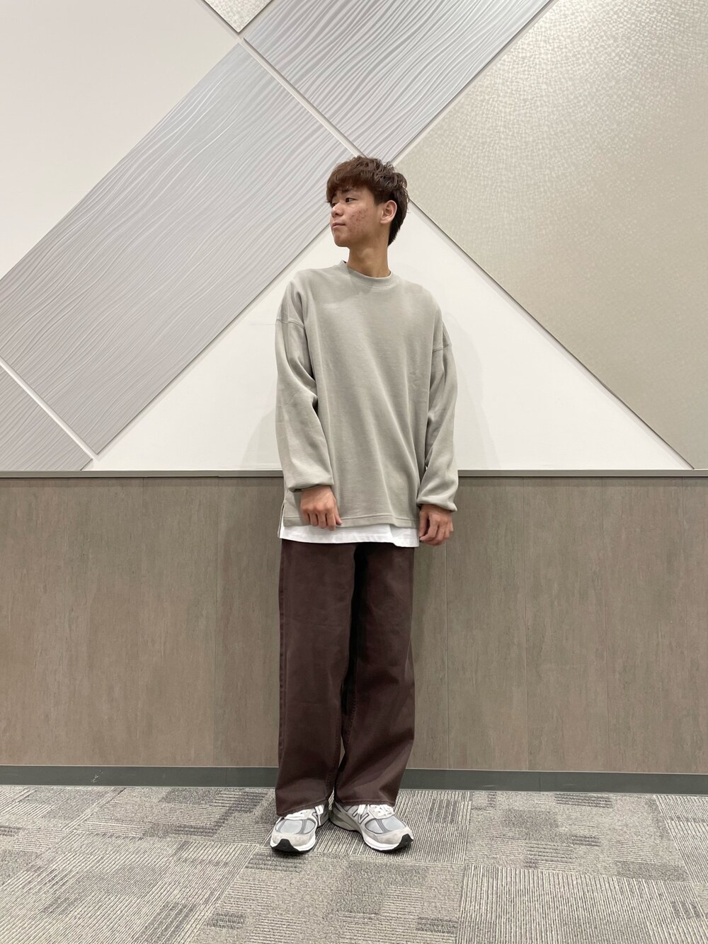 グリーン系のTシャツ/カットソー、ホワイト系のTシャツ/カットソー、ブラウン系のその他パンツを着用したメンズの冬コーディネートの1枚目の写真