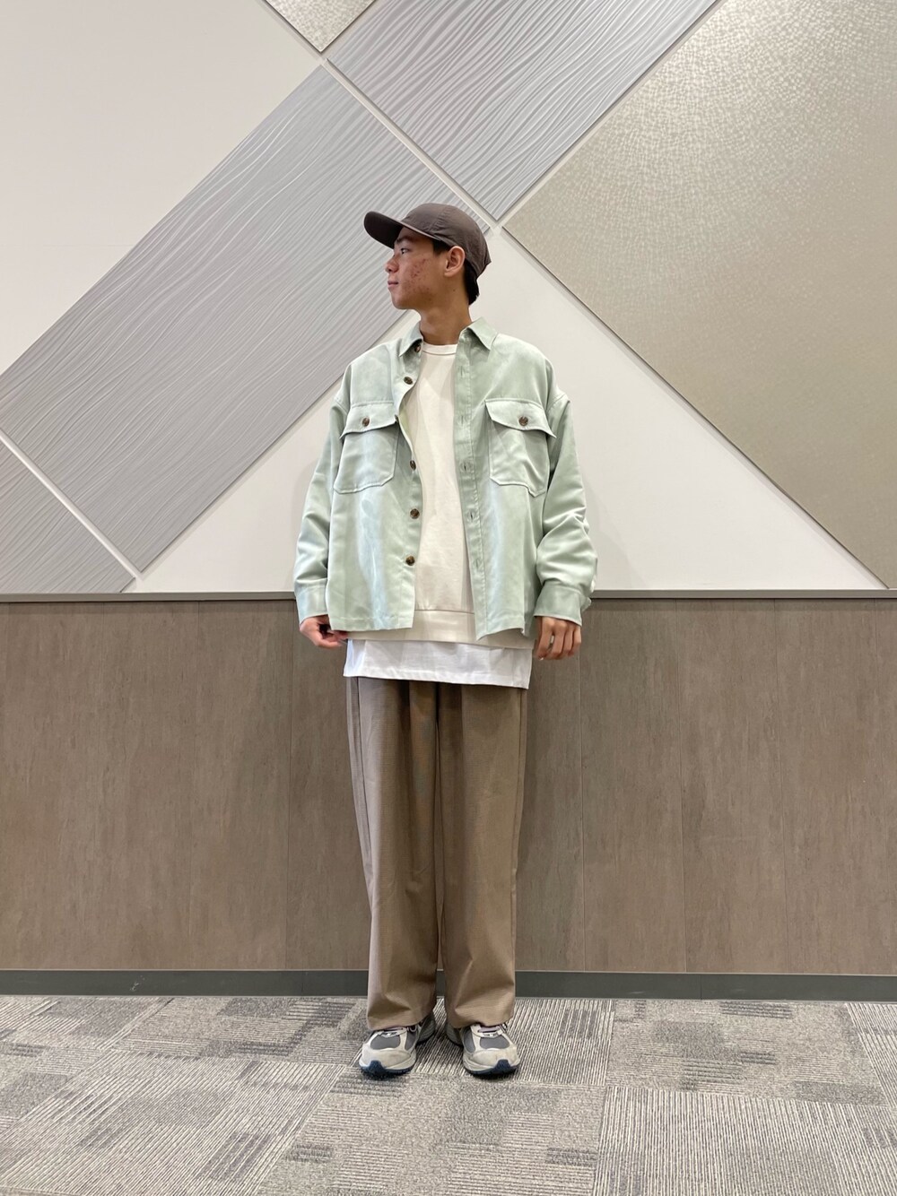 グリーン系のシャツ/ブラウス、ベージュ系のTシャツ/カットソー、ホワイト系のTシャツ/カットソーを着用したメンズの冬コーディネートの1枚目の写真