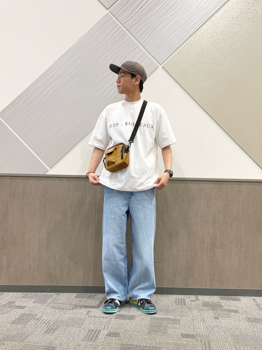 「センスオブプレイス、SENSEOFPLACE、カーハート、carhartt、夏コーデ、ddp、Tシャツ、デニム、カジュアル、スニーカー」｜「SENSE OF PLACE by URBAN RESEARCHのデニムワイドパンツ（その他パンツ、ブルー系）」を使った、おかもとさん（メンズ・172cm）の春コーディネートの1枚目の写真