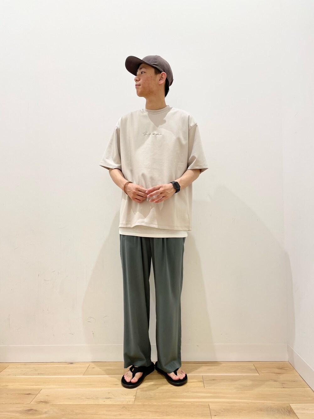 「センスオブプレイス、SENSEOFPLACE、カジュアル、レイヤード、Tシャツ、サンダル、teva、ビッグシルエット、ラフ、シンプル」｜「SENSE OF PLACE by URBAN RESEARCHの【XLサイズ/WEB限定】ポンチシシュウTシャツ(5分袖)（Tシャツ/カットソー、ベージュ系）」を使った、おかもとさん（メンズ・172cm）の春コーディネートの1枚目の写真