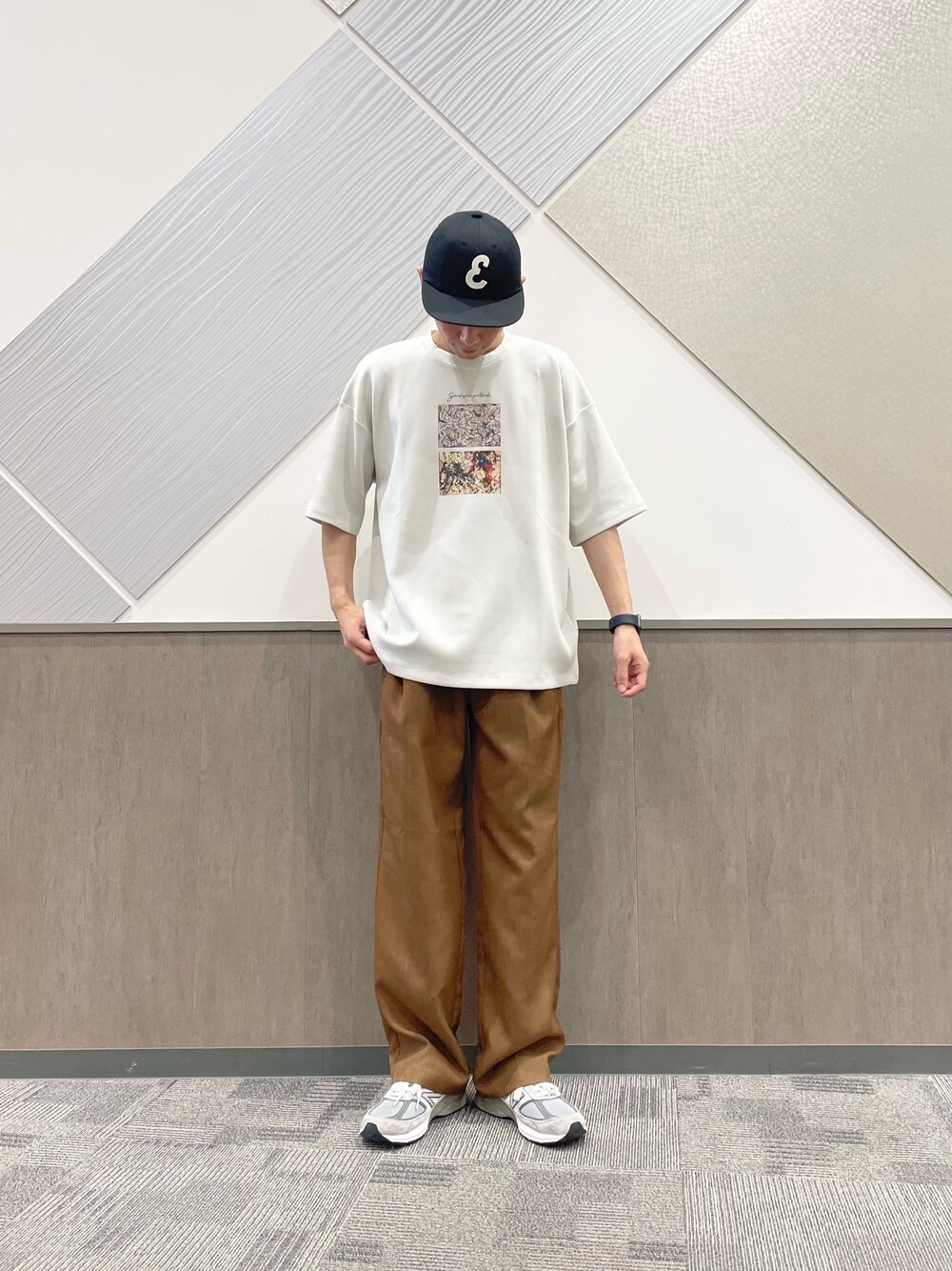 「センスオブプレイス、SENSEOFPLACE、グラフィックＴ、Tシャツ、夏コーデ、シンプル、ラフ、ビッグシルエット、カジュアル、スニーカー」｜「SENSE OF PLACE by URBAN RESEARCHのヘビーリネンライクストレートパンツ（その他パンツ、ブラウン系）」を使った、おかもとさん（メンズ・172cm）の春コーディネートの1枚目の写真