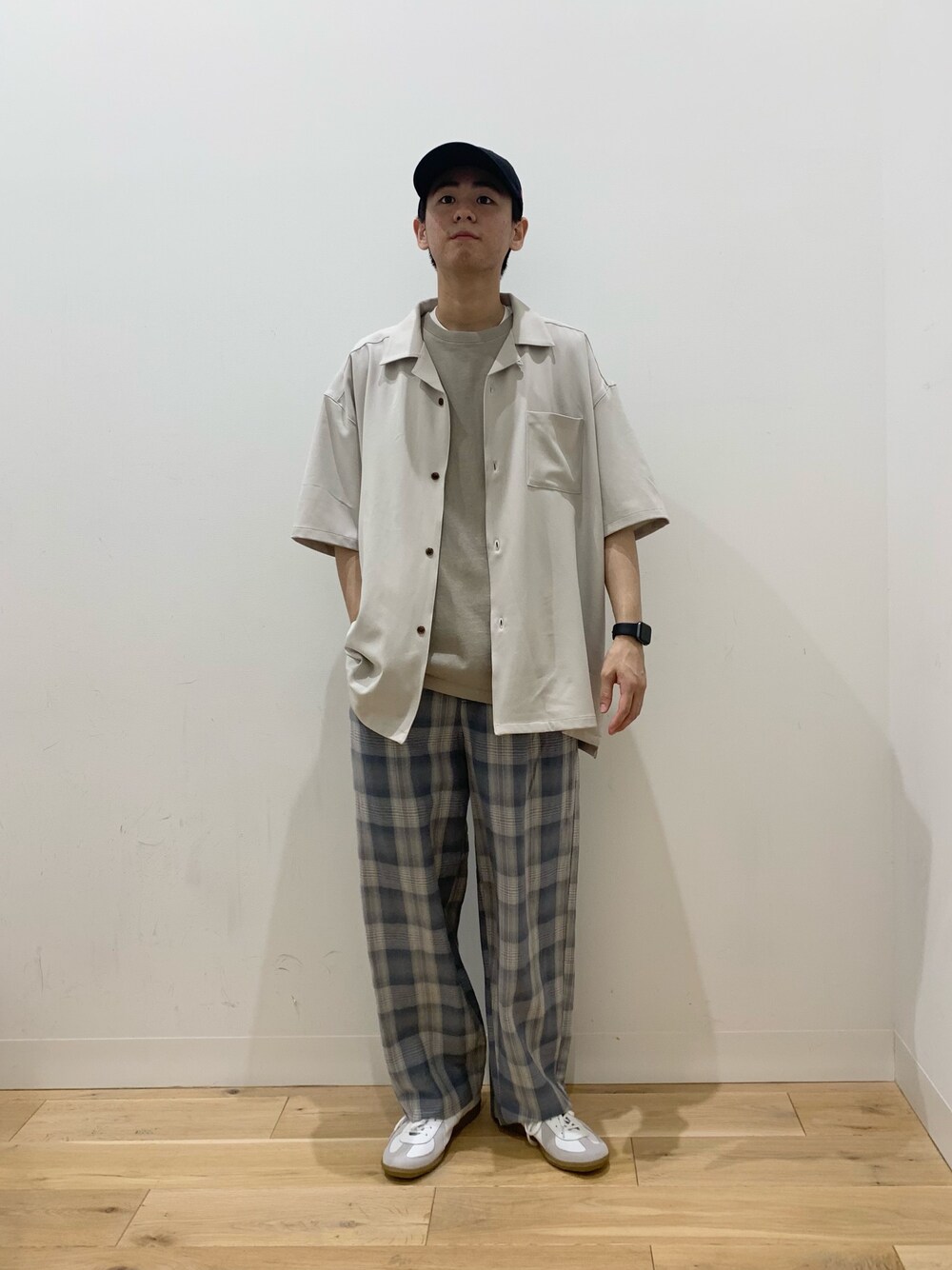 「センスオブプレイス、SENSEOFPLACE、シンプルコーデ、ビッグシルエット、ワイドパンツ、チェック、カジュアル、夏コーデ、Tシャツ、スニーカー」｜「SENSE OF PLACE by URBAN RESEARCHのリネンレーヨンタックワイドパンツ（その他パンツ、ブルー系）」を使った、おかもとさん（メンズ・172cm）の夏コーディネートの1枚目の写真