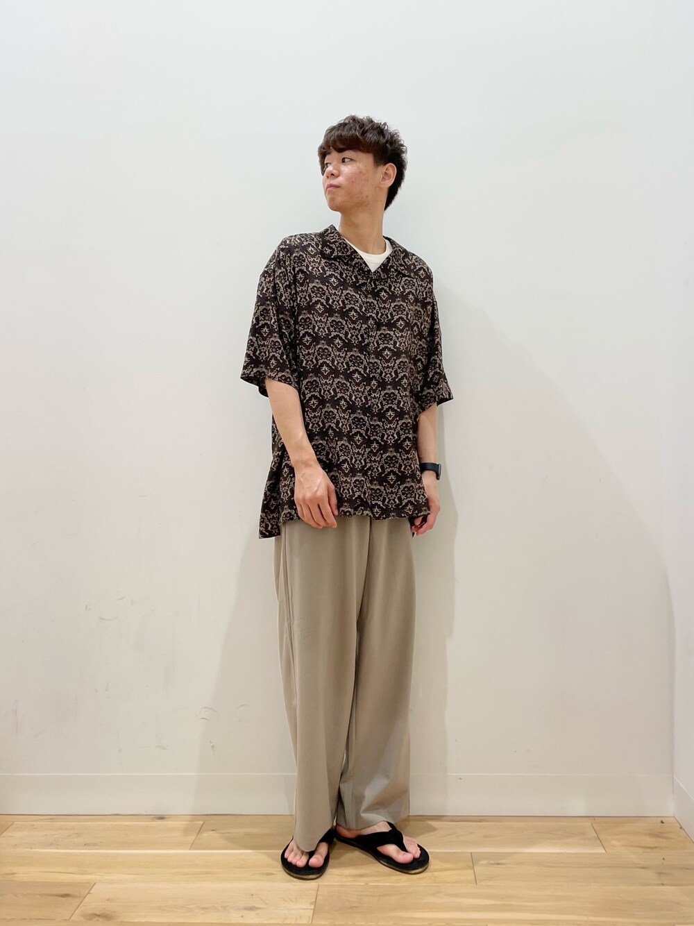 「カジュアル、シンプル、ワントーンコーデ、夏、柄シャツ、ワイドパンツ、SENSEOFPLACE、リラックススタイル、半袖シャツ、センスオブプレイス」｜「SENSE OF PLACE by URBAN RESEARCHのバティックオープンカラーシャツ(5分袖)（シャツ/ブラウス、ブルー系）」を使った、おかもとさん（メンズ・172cm）の夏コーディネートの1枚目の写真