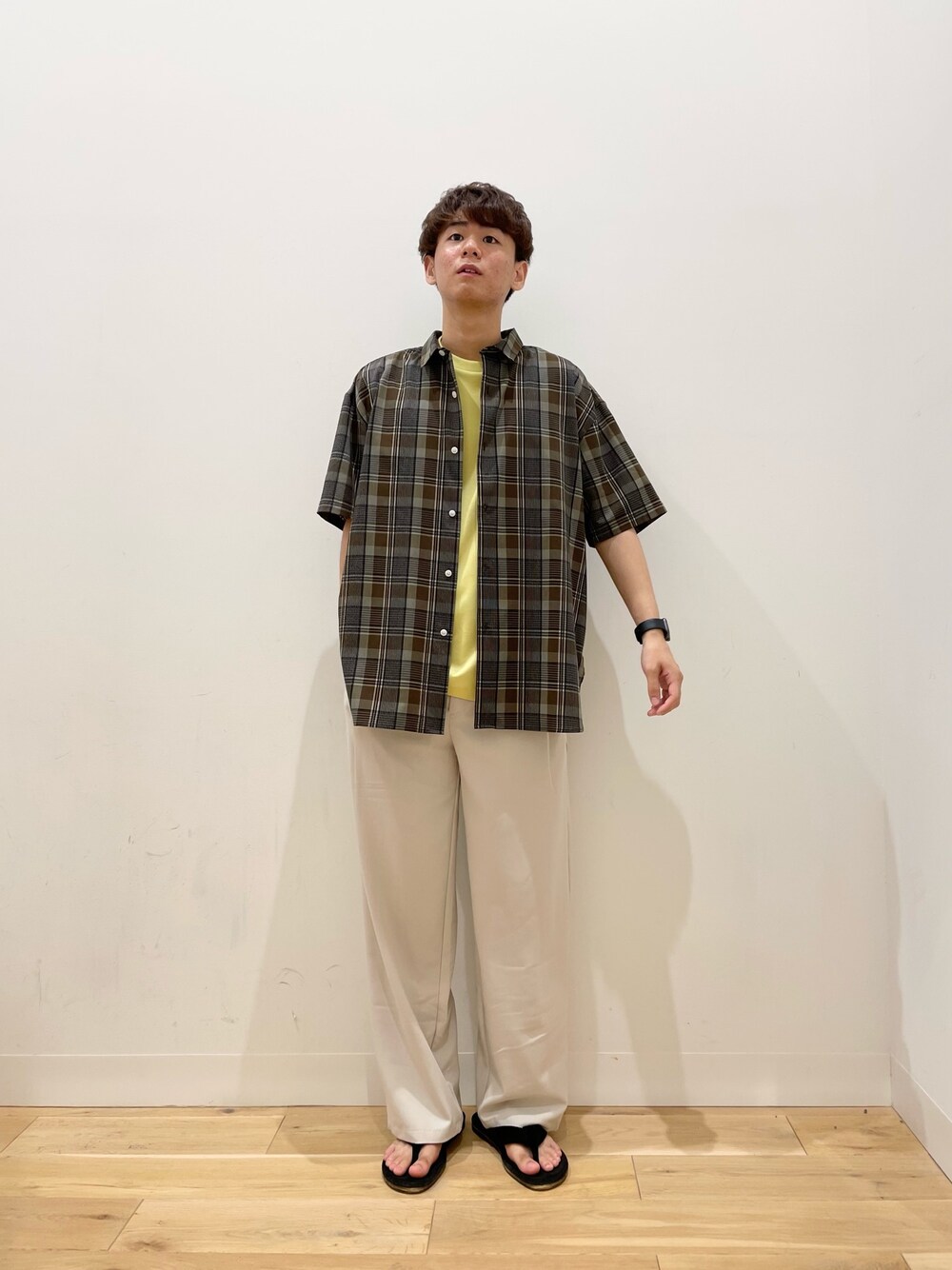 「センスオブプレイス、SENSEOFPLACE、カジュアルコーデ、シャツ、チェックシャツ、ワイドパンツ、半袖シャツ、夏コーデ、サンダル、ラフ」｜「SENSE OF PLACE by URBAN RESEARCHの【XLサイズ/WEB限定】レギュラカラーシャツ(5分袖)（シャツ/ブラウス、ブラウン系）」を使った、おかもとさん（メンズ・172cm）の夏コーディネートの1枚目の写真