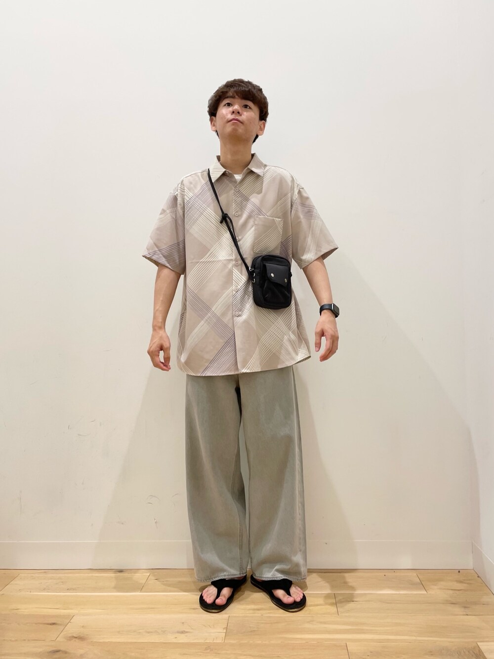 「センスオブプレイス、SENSEOFPLACE、夏、柄シャツ、デニム、ワイドパンツ、カジュアル、シンプルコーデ、小物、デニムパンツ」｜「SENSE OF PLACE by URBAN RESEARCHの【XLサイズ/WEB・一部店舗限定】リネンライクレギュラーカラーシャツ（シャツ/ブラウス、ピンク系）」を使った、おかもとさん（メンズ・172cm）の夏コーディネートの1枚目の写真