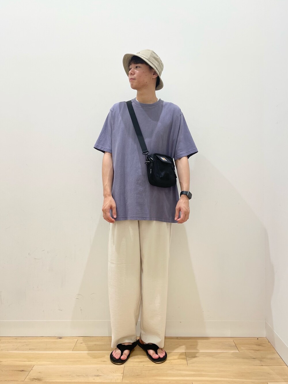 「センスオブプレイス、SENSEOFPLACE、夏コーデ、シンプル、Tシャツ、ワイドパンツ、サンダル、carhartt、マークゴンザレス、バケットハット」｜「SENSE OF PLACE by URBAN RESEARCHの【XLサイズ/WEB・一部店舗限定】ケミカルフェードカラーTシャツ(5分袖)（Tシャツ/カットソー、パープル系）」を使った、おかもとさん（メンズ・172cm）の夏コーディネートの1枚目の写真